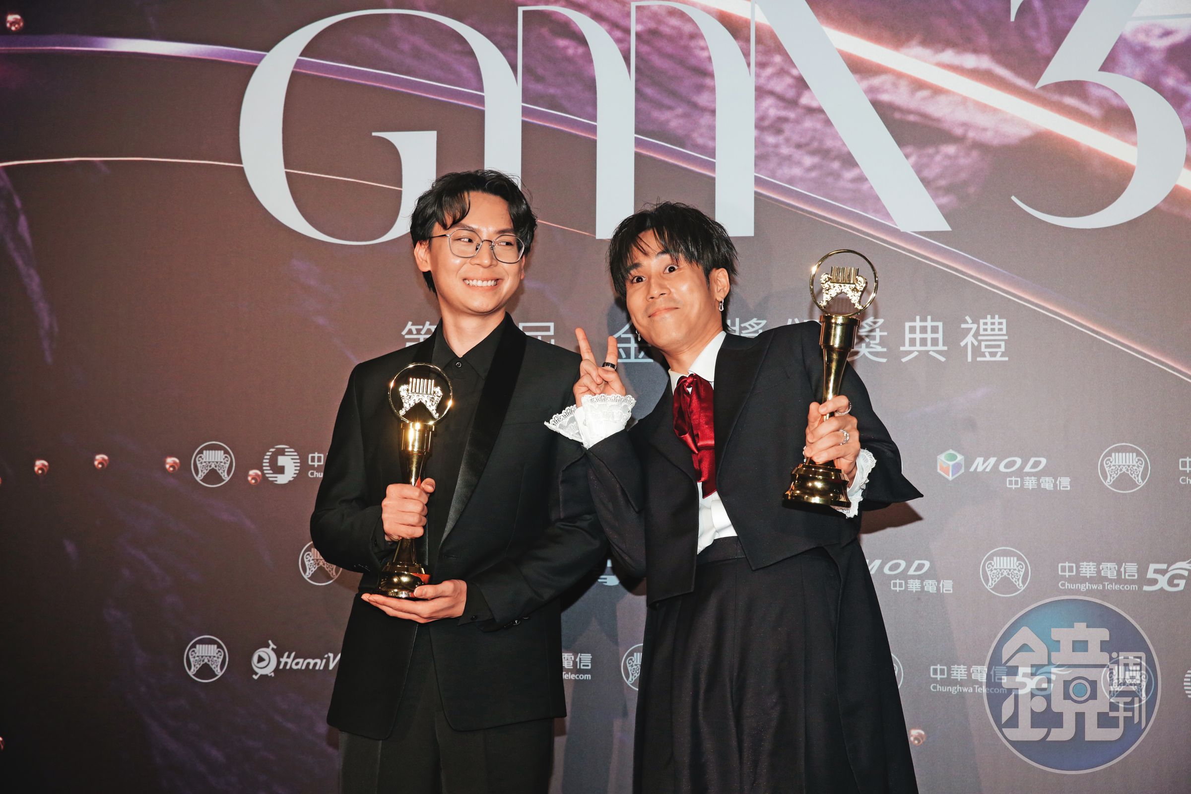 片山凉太（右）為《富都青年》打造的主題曲〈一路以來〉榮獲第35屆金曲獎最佳單曲製作人獎。左為龍玟宏。