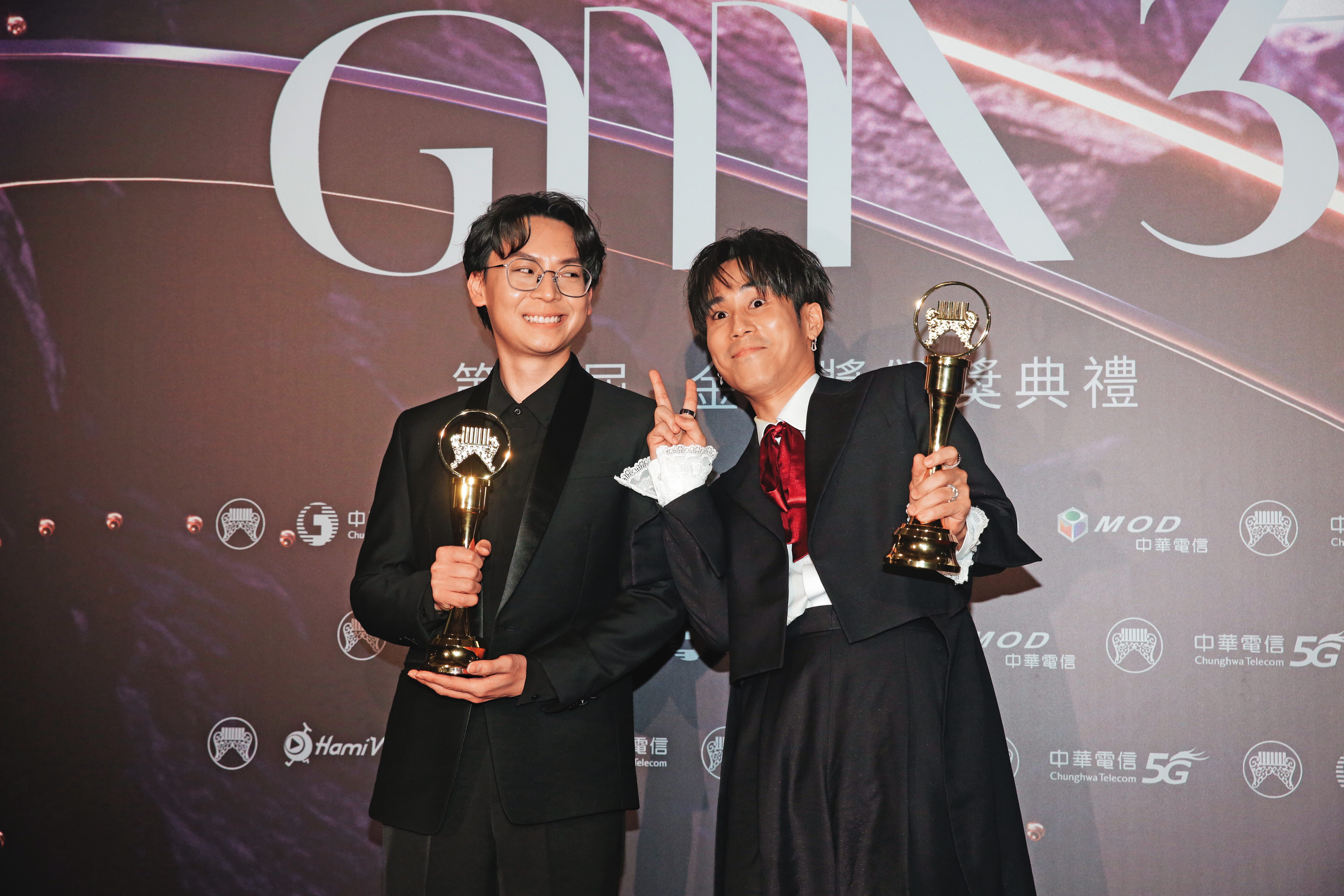 片山凉太(右)為《富都青年》打造的主題曲〈一路以來〉榮獲第35屆金曲獎最佳單曲製作人獎。左為龍玟宏。