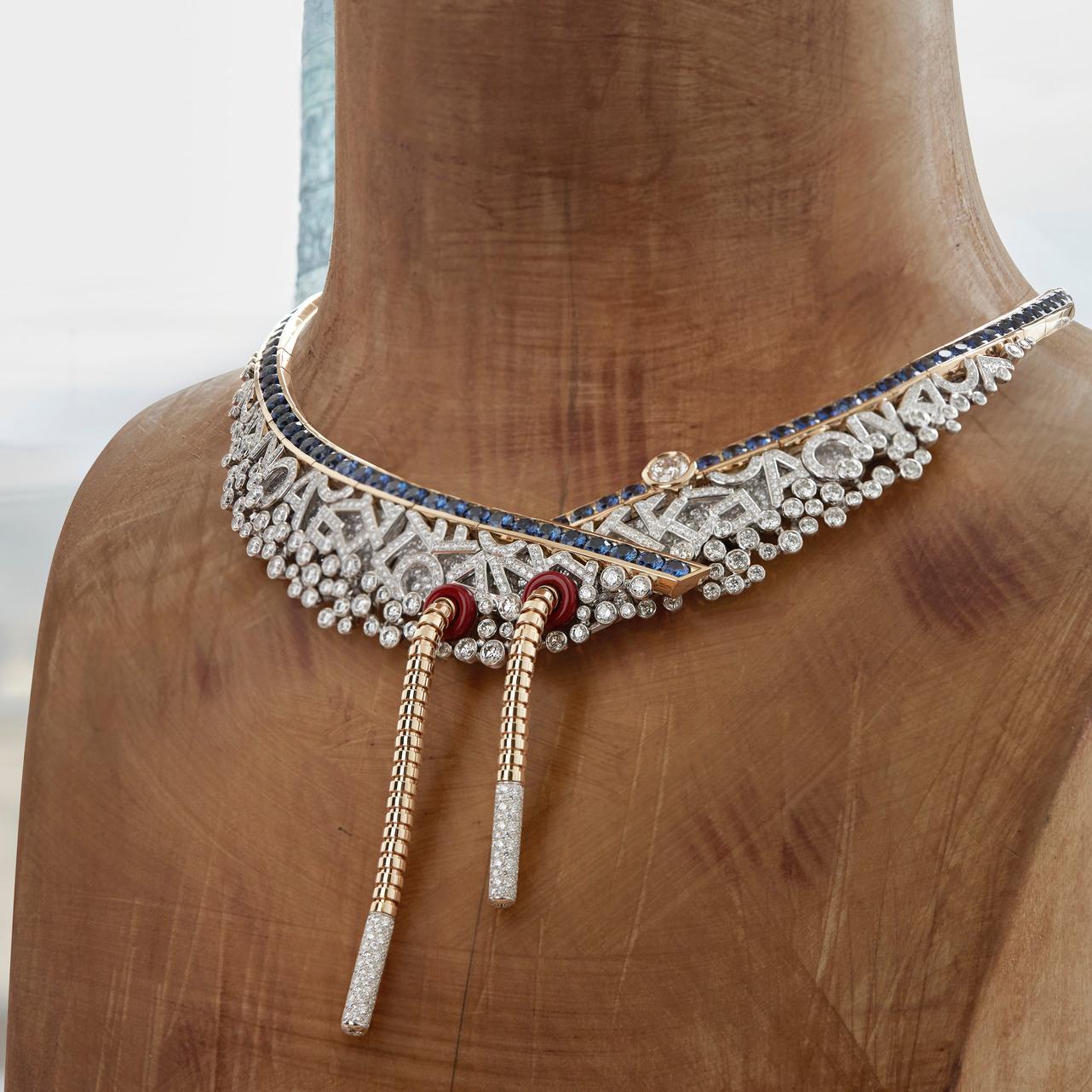 香奈兒 2024 年全新高級珠寶「Sport」系列，以休閒運動服「連帽套頭衫」的抽繩為靈感，將之設計成高級珠寶，概念新鮮年輕，而且非常美。