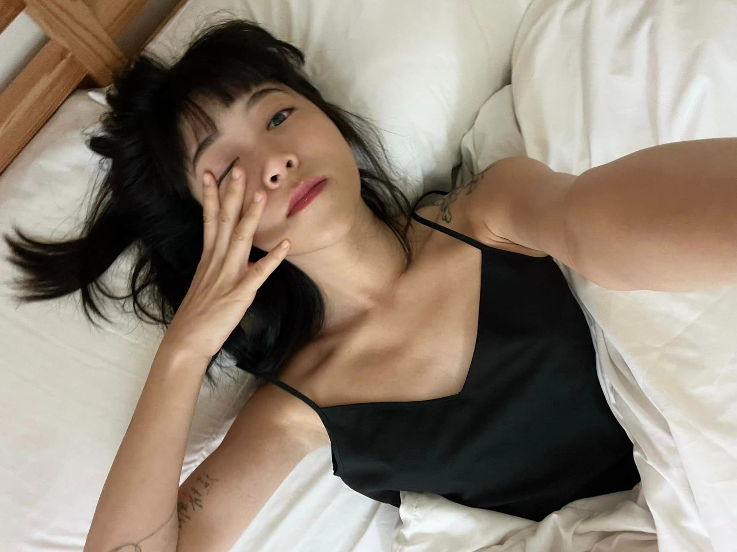 NanaQ稱已經有一整年沒接到業配,一個人揹房貸車貸壓力好大。(翻攝自NanaQ臉書)