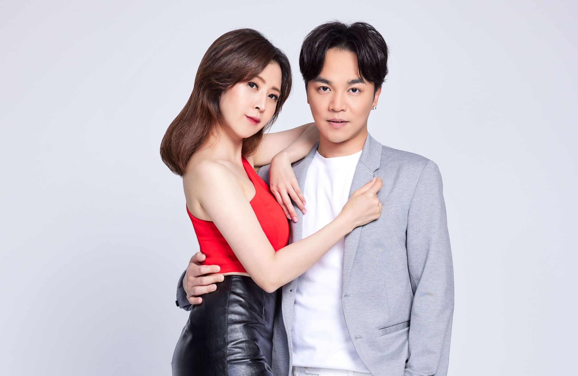張峰奇和老婆李亮瑾合體代言。(曲易提供)