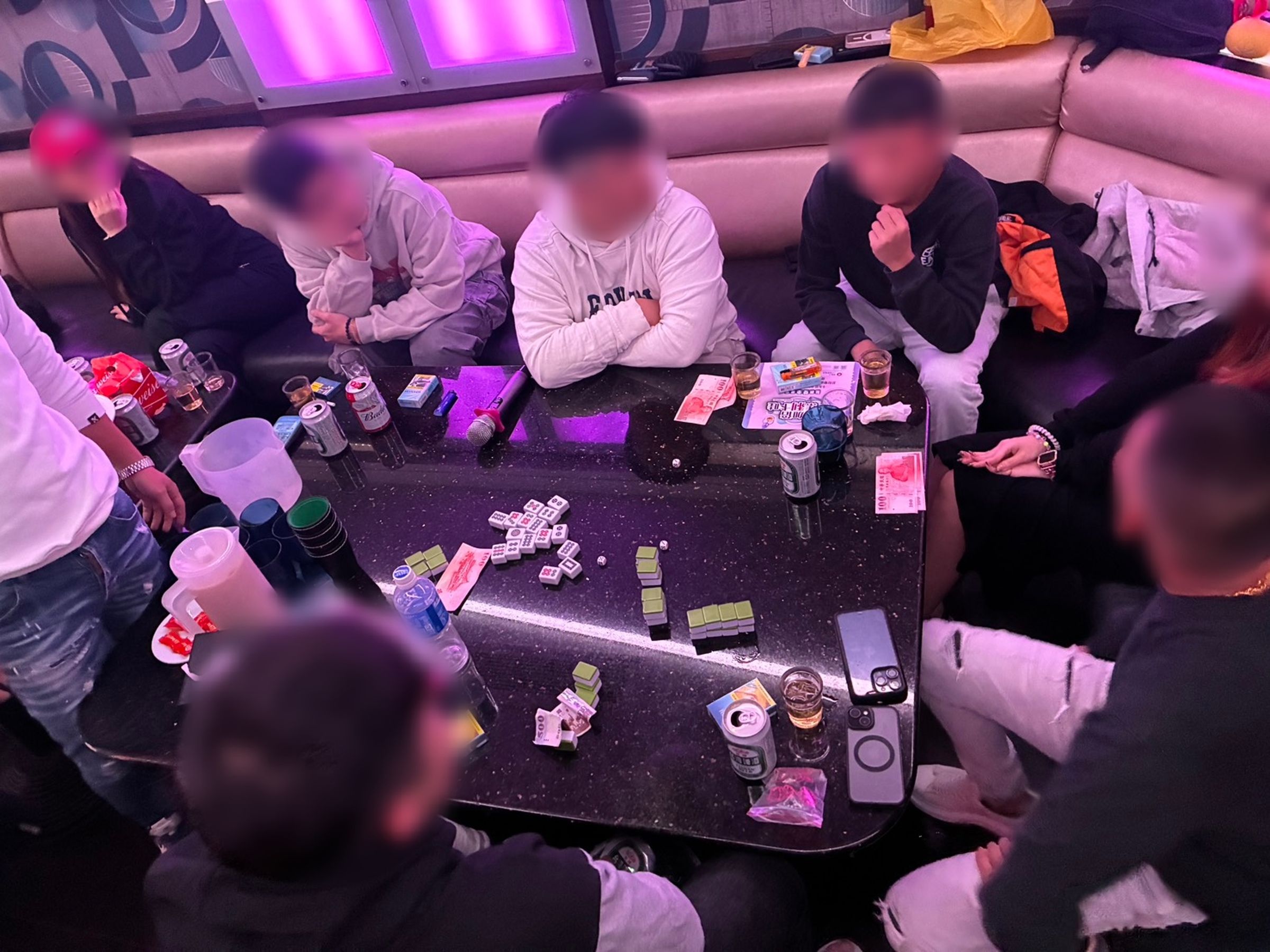 4名男子在包廂內玩起俗稱「推筒子」的賭博麻將，被警方當場臨檢查獲。