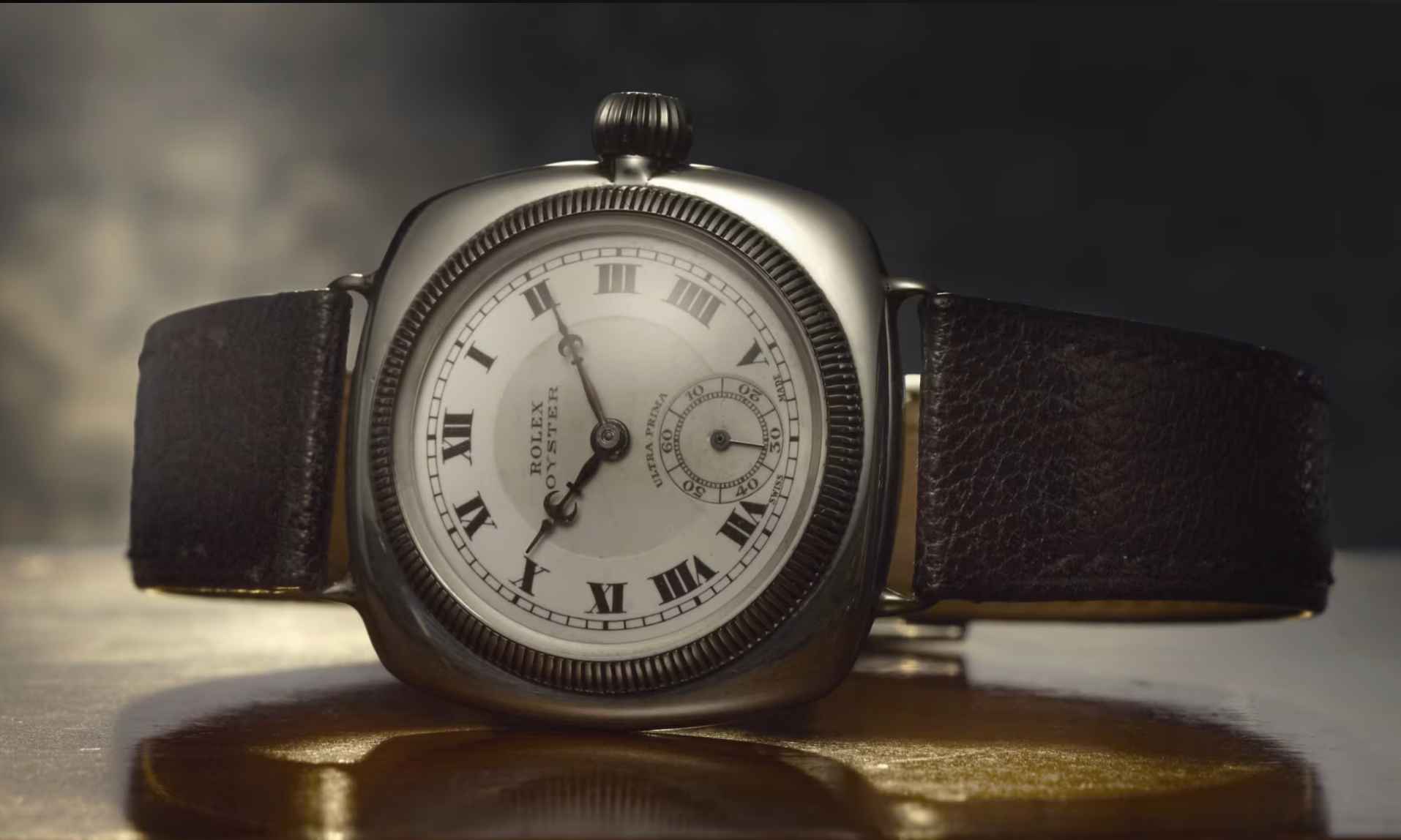 1926年，勞力士創辦人Hans Wilsdorf 發表了世界首款具備防水防塵性能的「蠔式」（Oyster）腕錶。