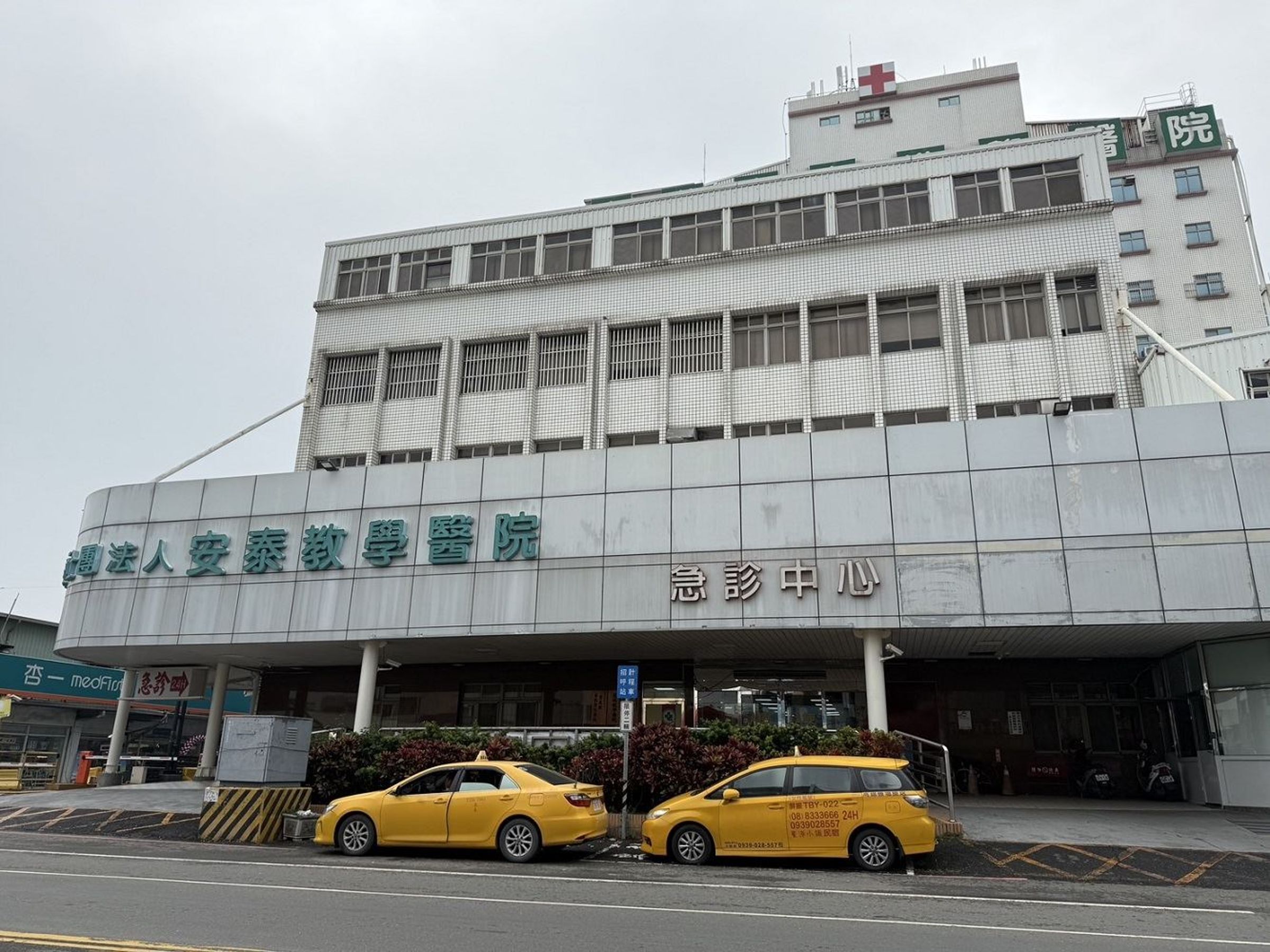 去年東港安泰醫院發生大火造成9人罹難,屏東縣府表示醫院5棟建築都存在大量違建。(屏東縣政府提供)
