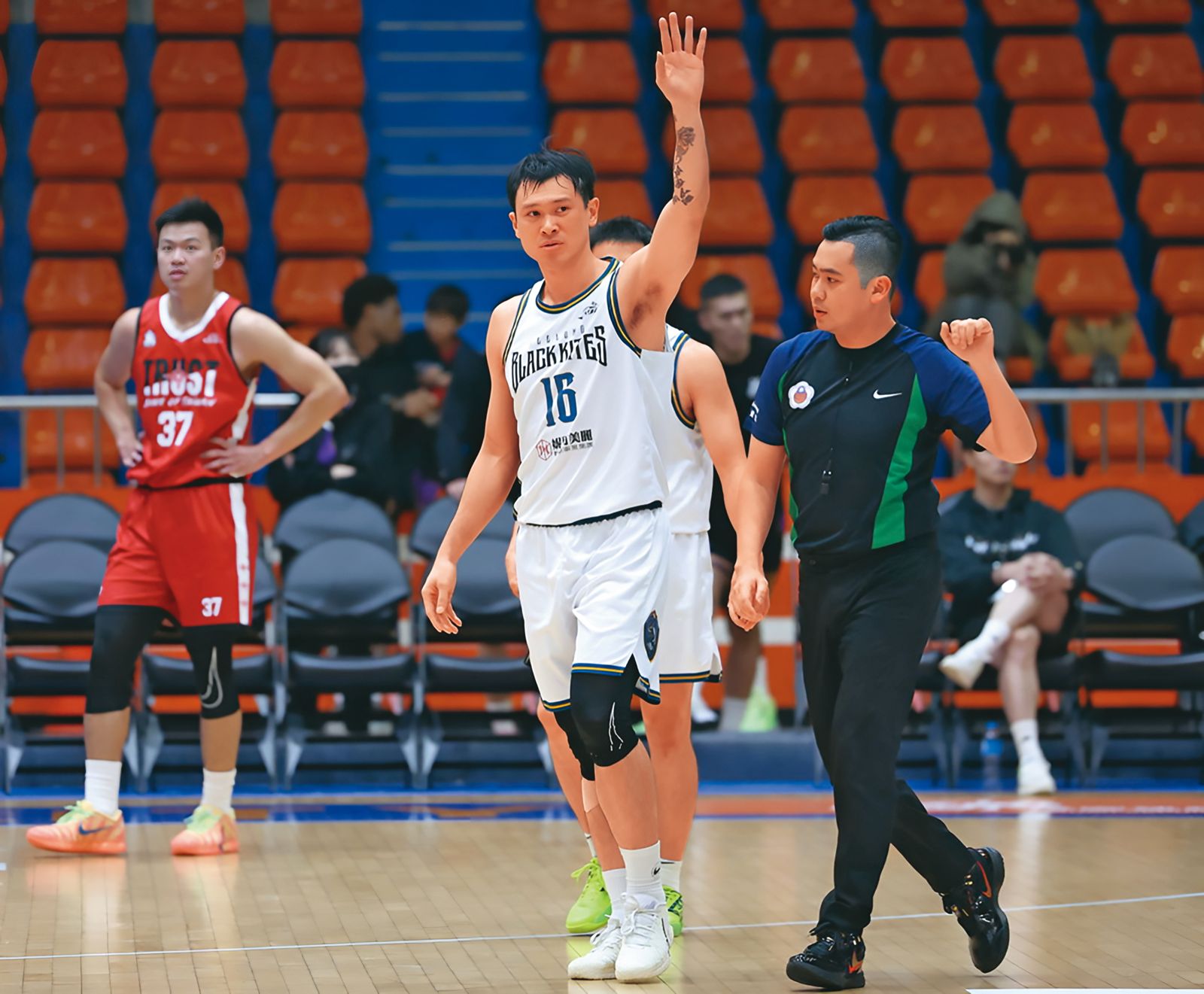 胡凱翔（左）是知名籃球員，目前效力於基隆黑鳶隊，1月時曾因賽受傷。（中華籃協提供）