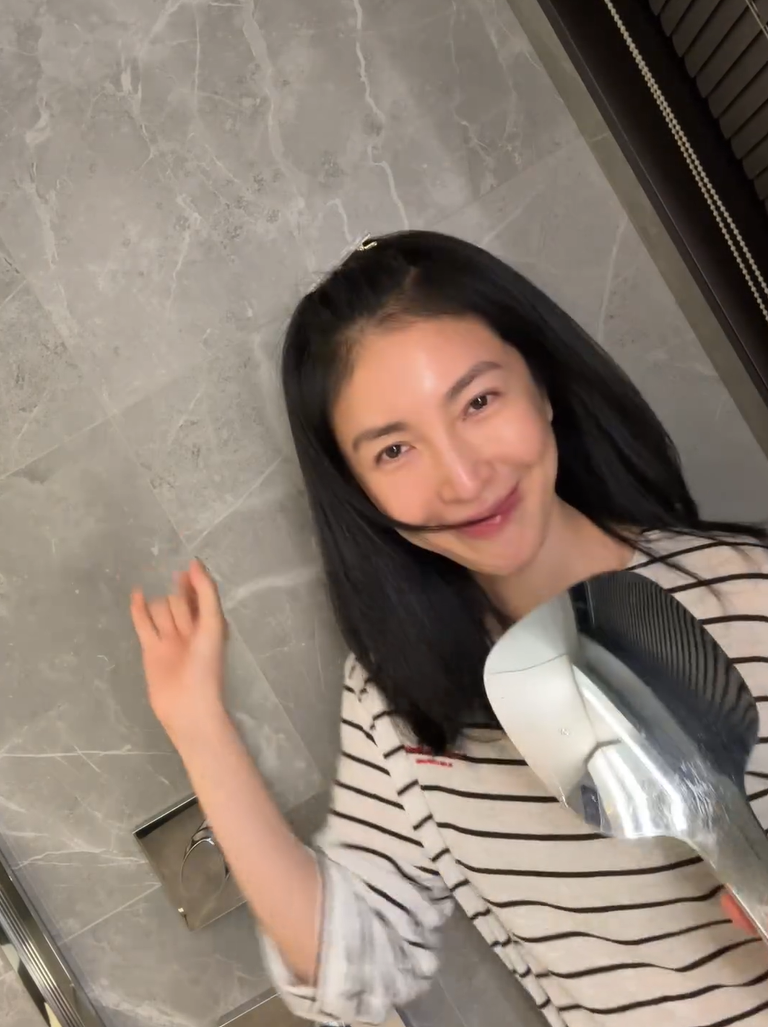 楊錦華在浴室裡跳舞，俏皮可愛。（翻攝楊謹華IG）