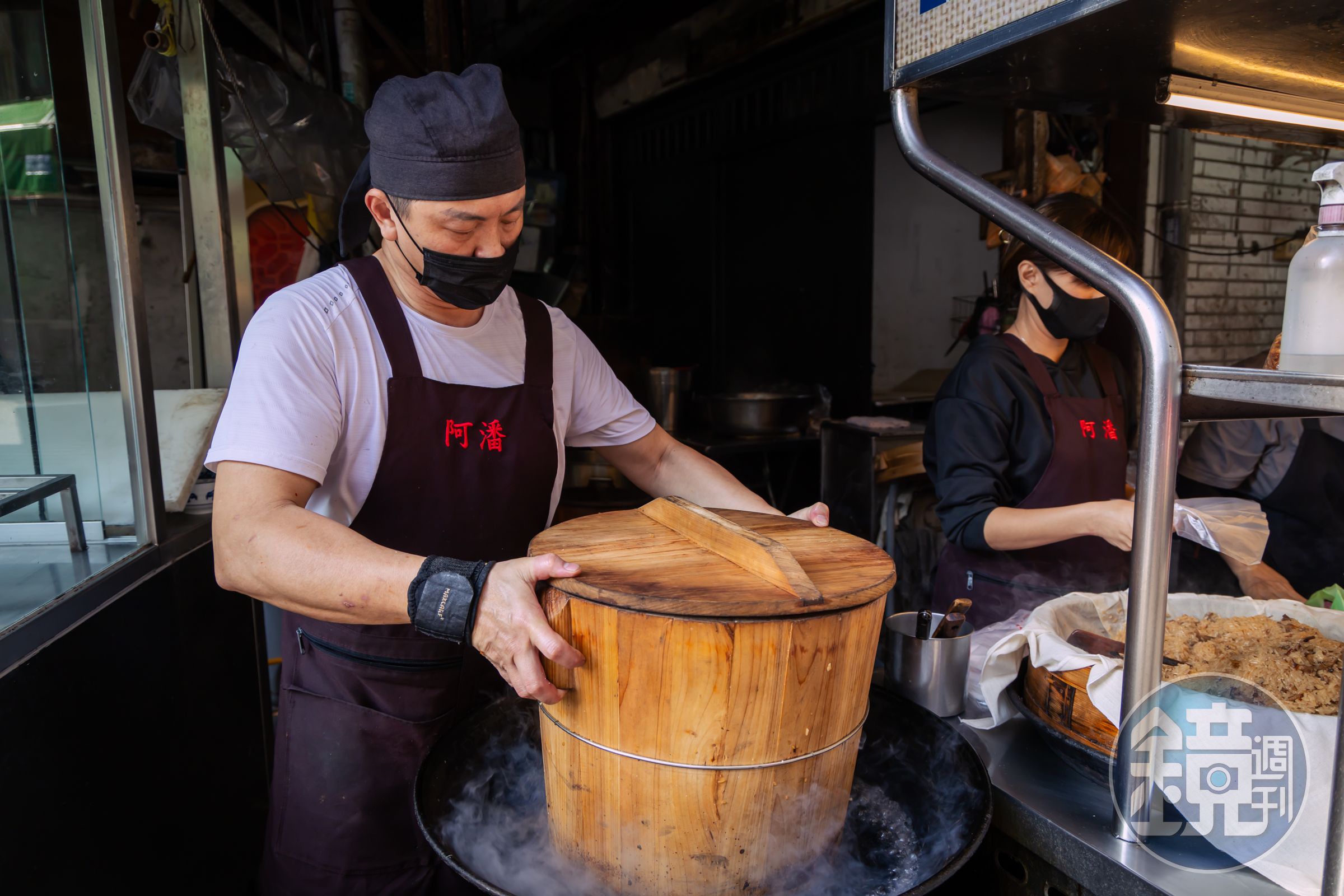 每天早上6點前陳政任就已在攤位開始作業。他用木桶蒸糯米,一天要蒸7、8桶。狹小的空間就是他的廚房。