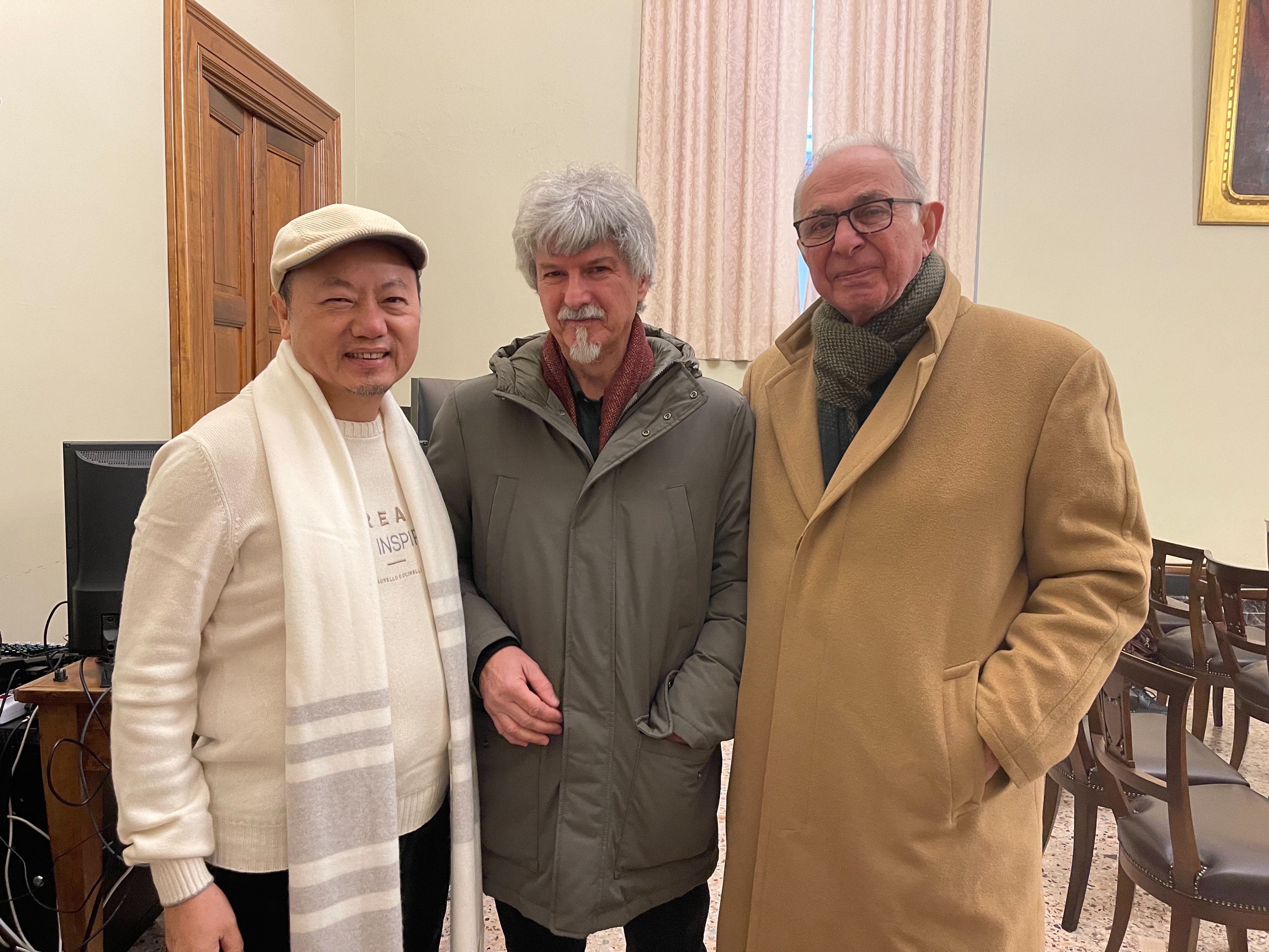 旅歐台灣藝術家林伯禧（左）與義大利著名詩人兼作家兼藝術評論家Gaetano Delli Santi（中） 、雕塑家兼策展人Stefano Soddu（右）合影。（林伯禧提供）