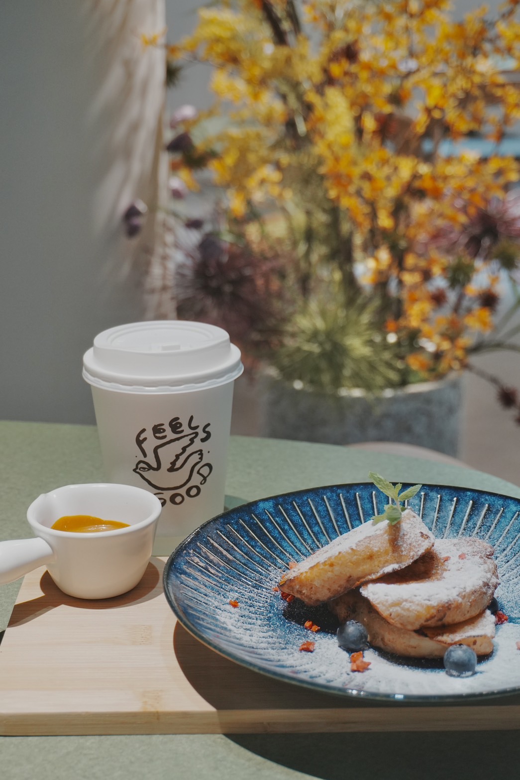 TOK 盡興食光推出「手打泰奶軟法吐司」，軟法吐司鍋煎焦香後，撒滿雪白糖霜，再淋上主廚手打的正宗泰奶醬，超罪惡。（280元／份）
