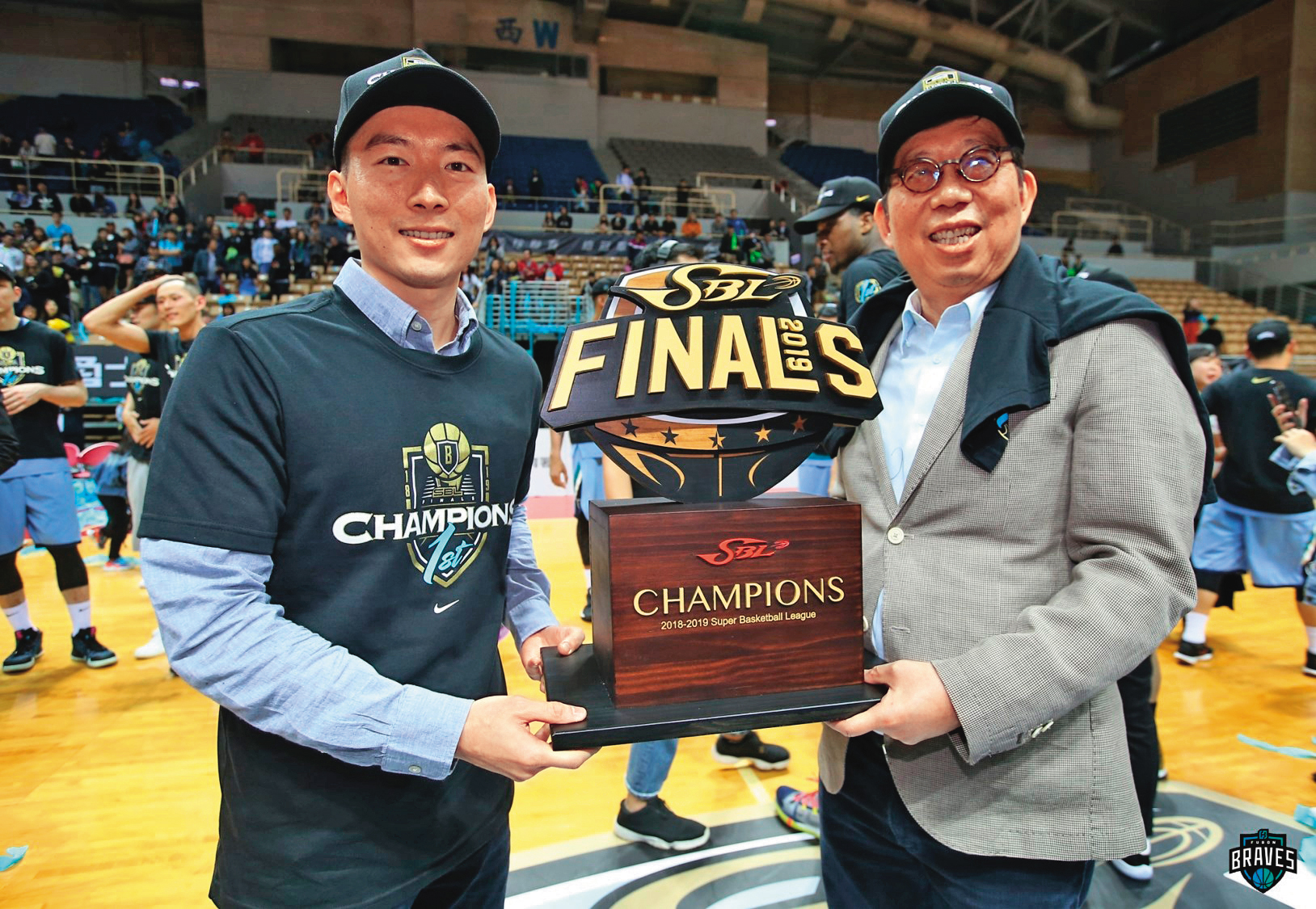 富邦金董座蔡明興力挺獨子蔡承儒，爭取藍球聯盟主導權。