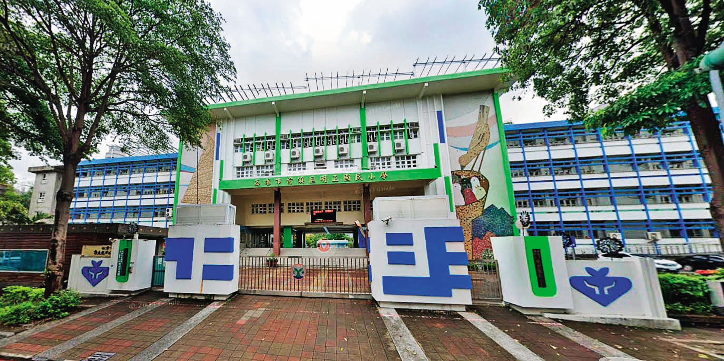 林建佳在高雄明正國小(圖)擔任體育老師,被爆長期請假坐領乾薪。(翻攝Google Maps)