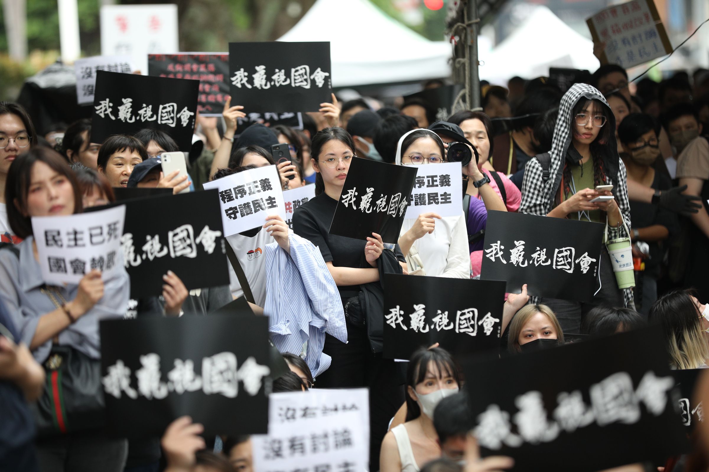 民團體在立法院外青島東路申請路權，企圖包圍立法院抗議。