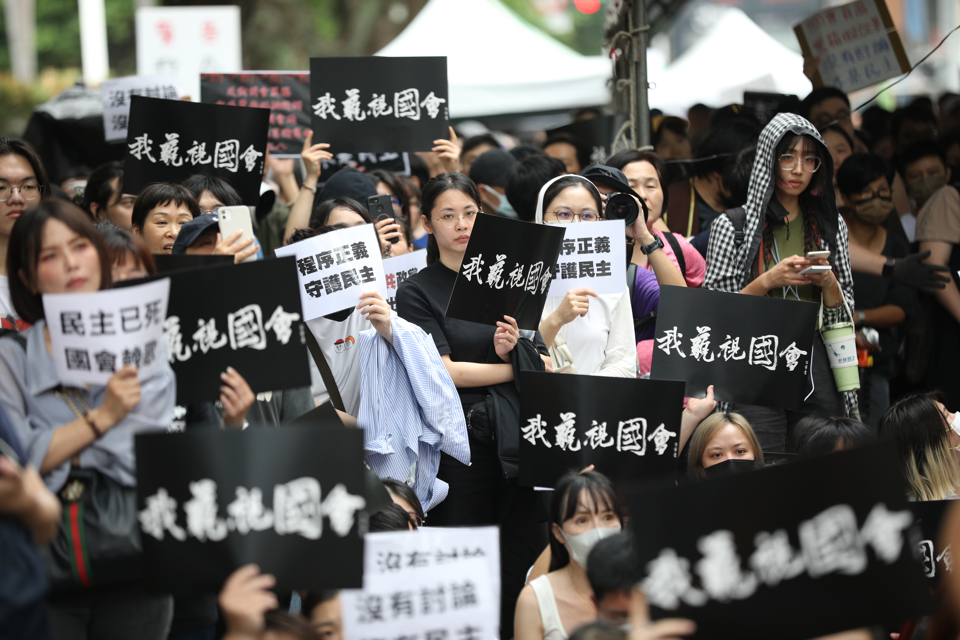 民團體在立法院外青島東路申請路權,企圖包圍立法院抗議。