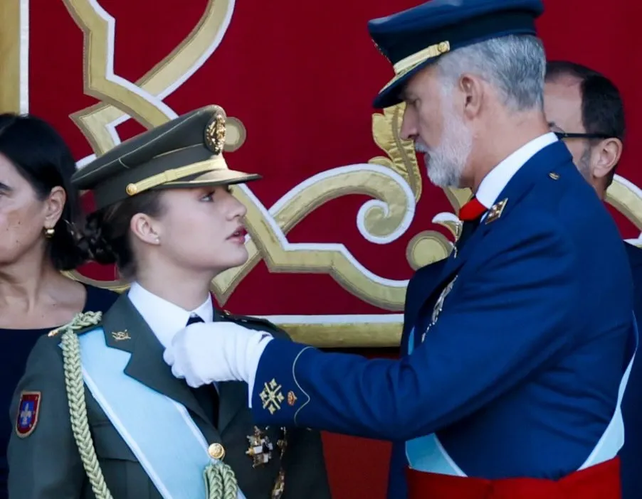 20歲「歐洲最美公主」穿軍裝英氣逼人！勳章突掉落　國王爸暖心解圍