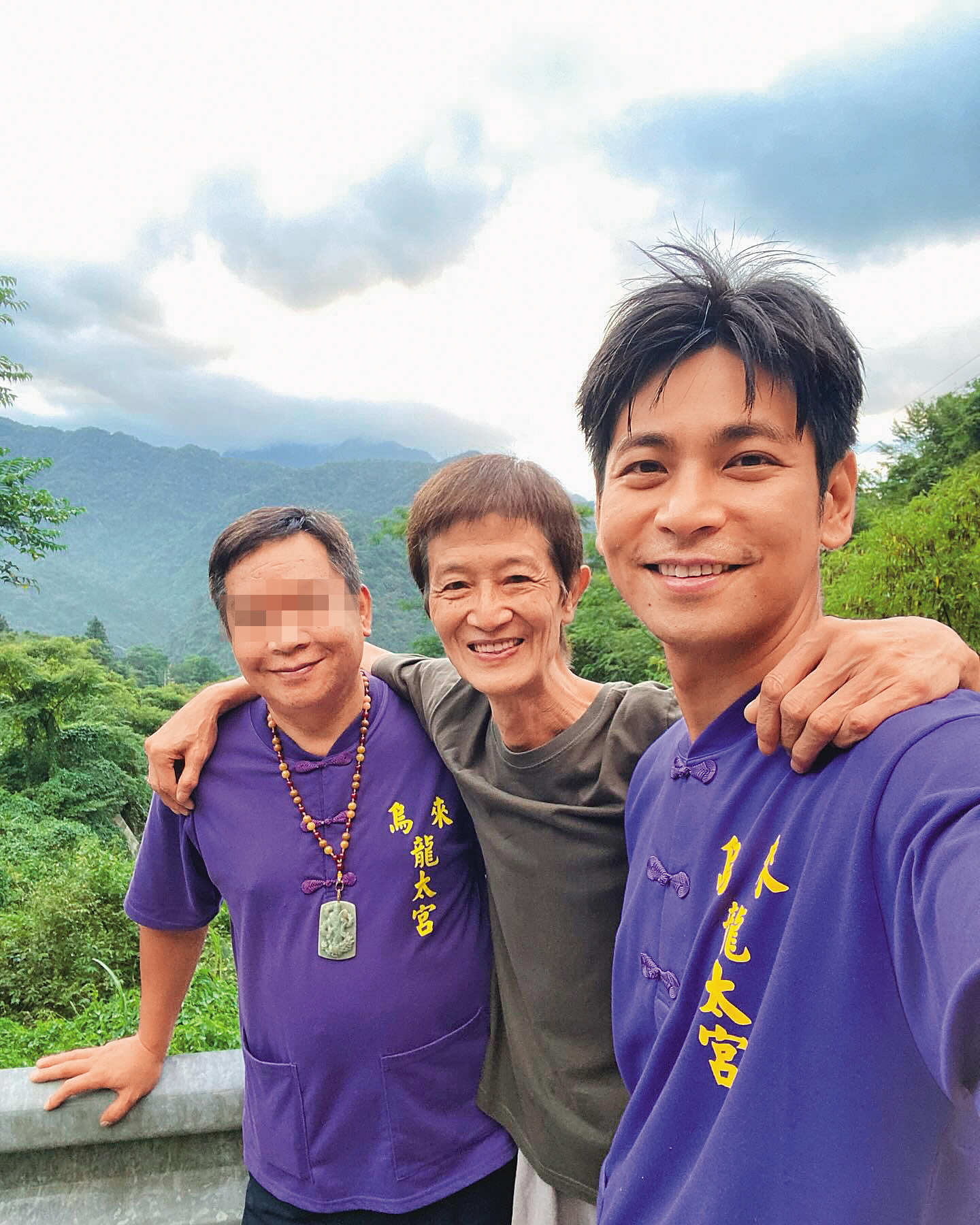 	沒拍戲時，楊子儀（右）都會去師父陳博正（中）的烏來龍太宮幫忙，師徒感情深厚。