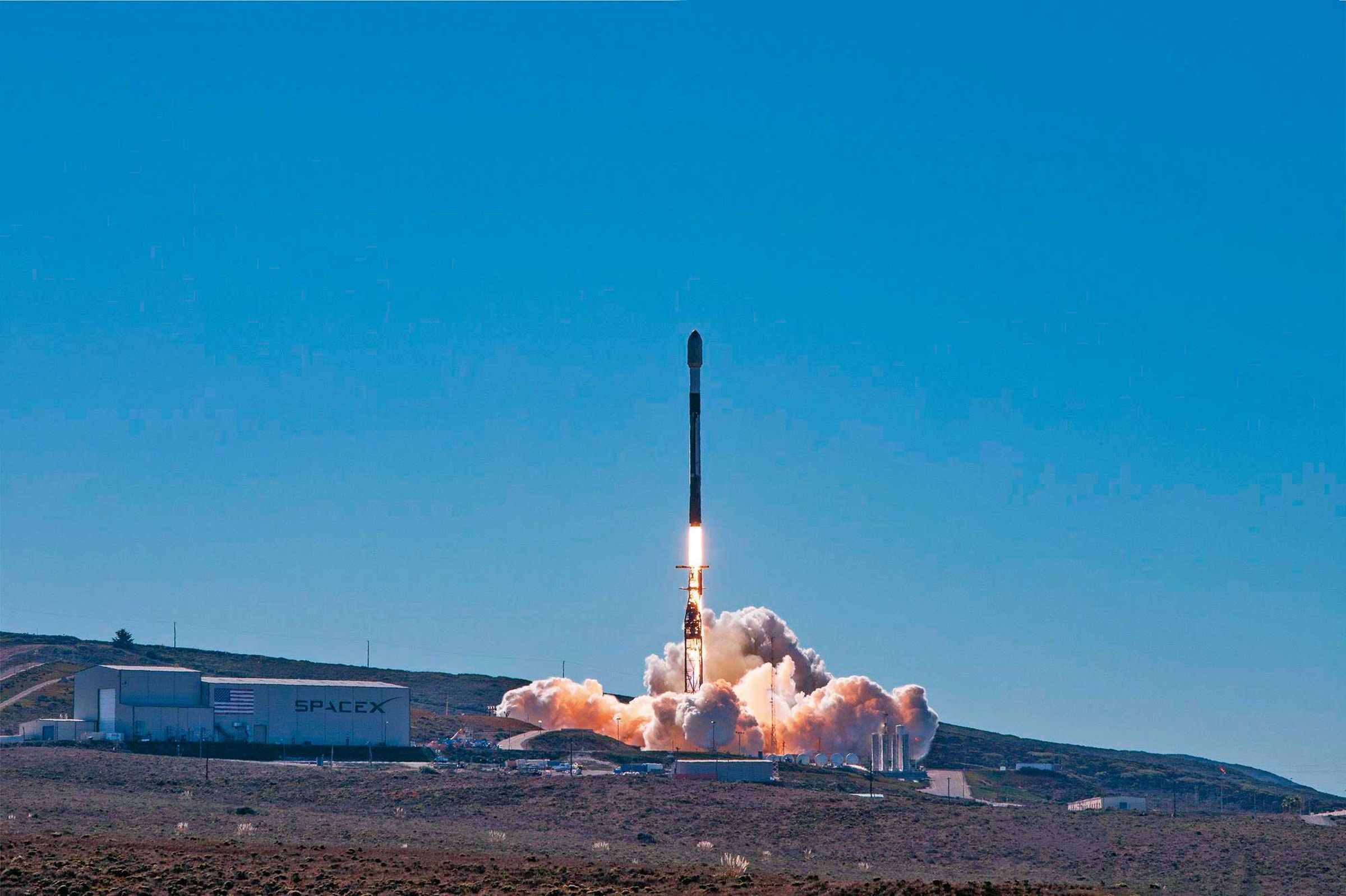 SpaceX短短幾年發射超過以往20、30年累積的衛星數量,大幅降低了低軌衛星發射成本。圖為獵鷹9號。(鴻海提供)