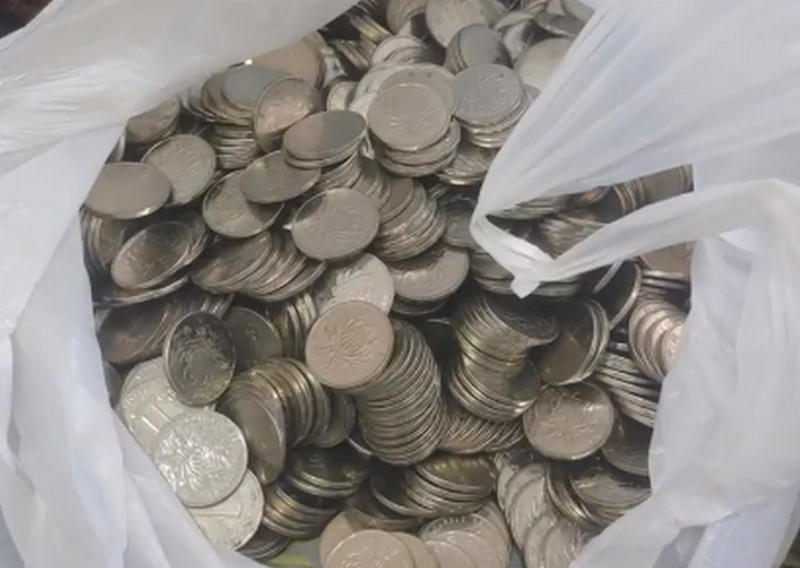 中國安徽一家公司發3千枚硬幣給員工當資遣費，令員工深感人格被羞辱。（翻攝微博）