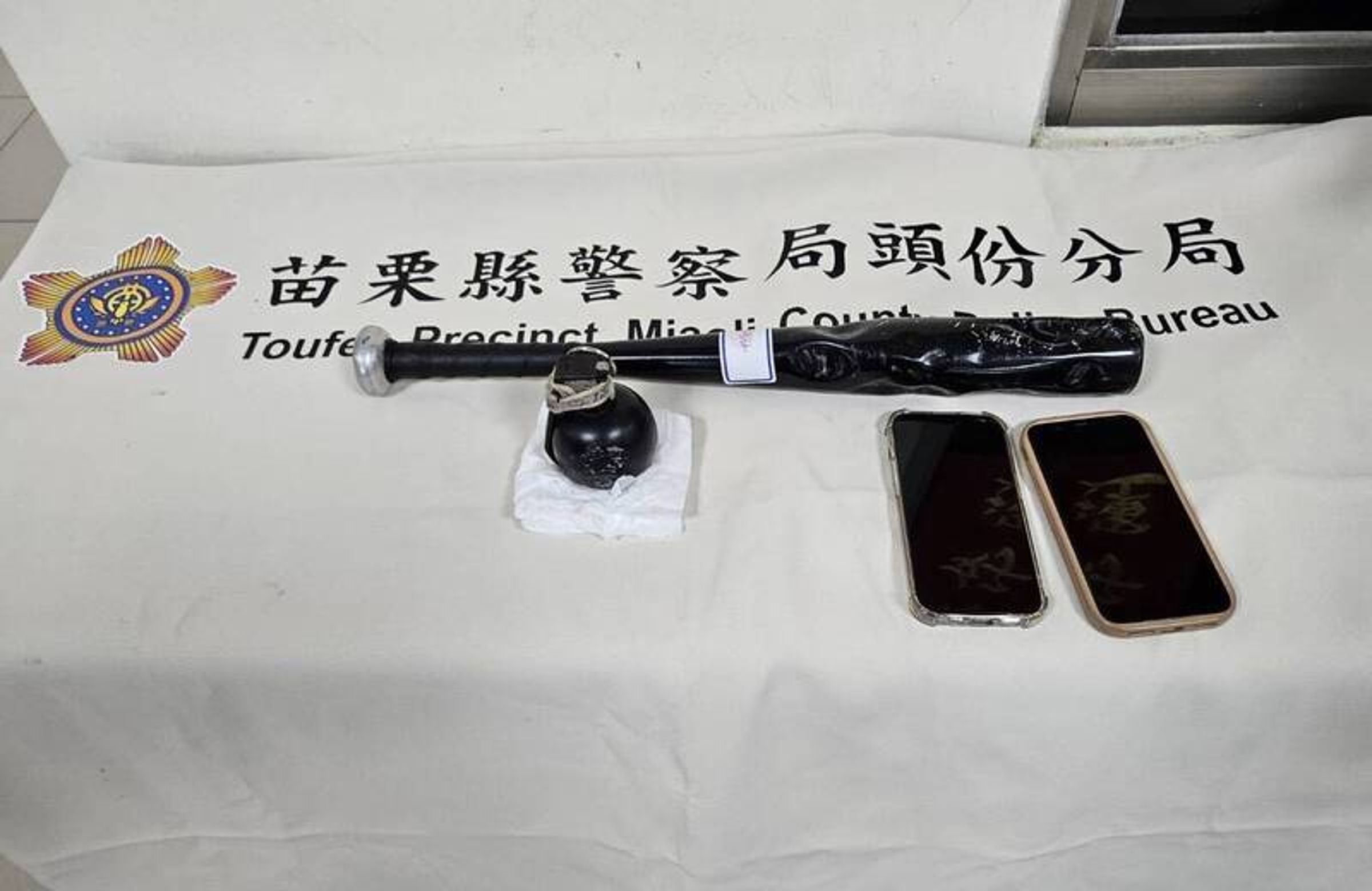 頭份警方逮捕陳嫌等四人，查扣鋁棒、仿手榴彈爆裂物及手機等證物。（翻攝畫面）