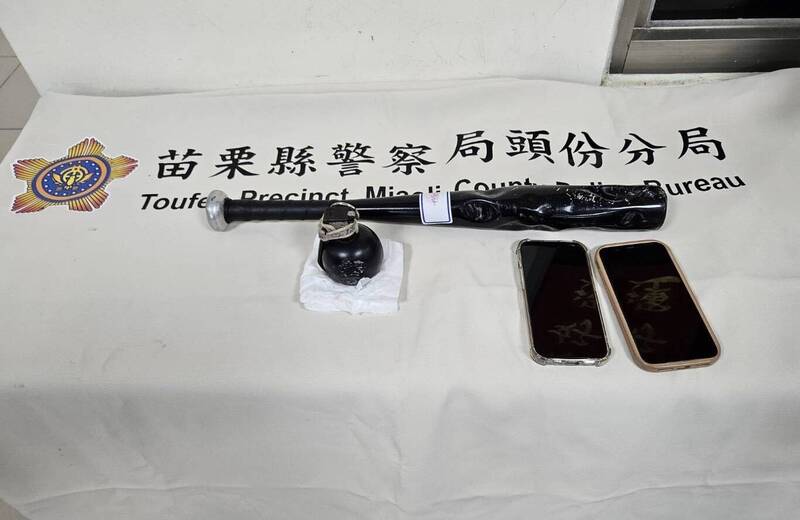 頭份警方逮捕陳嫌等四人，查扣鋁棒、仿手榴彈爆裂物及手機等證物。（翻攝畫面）