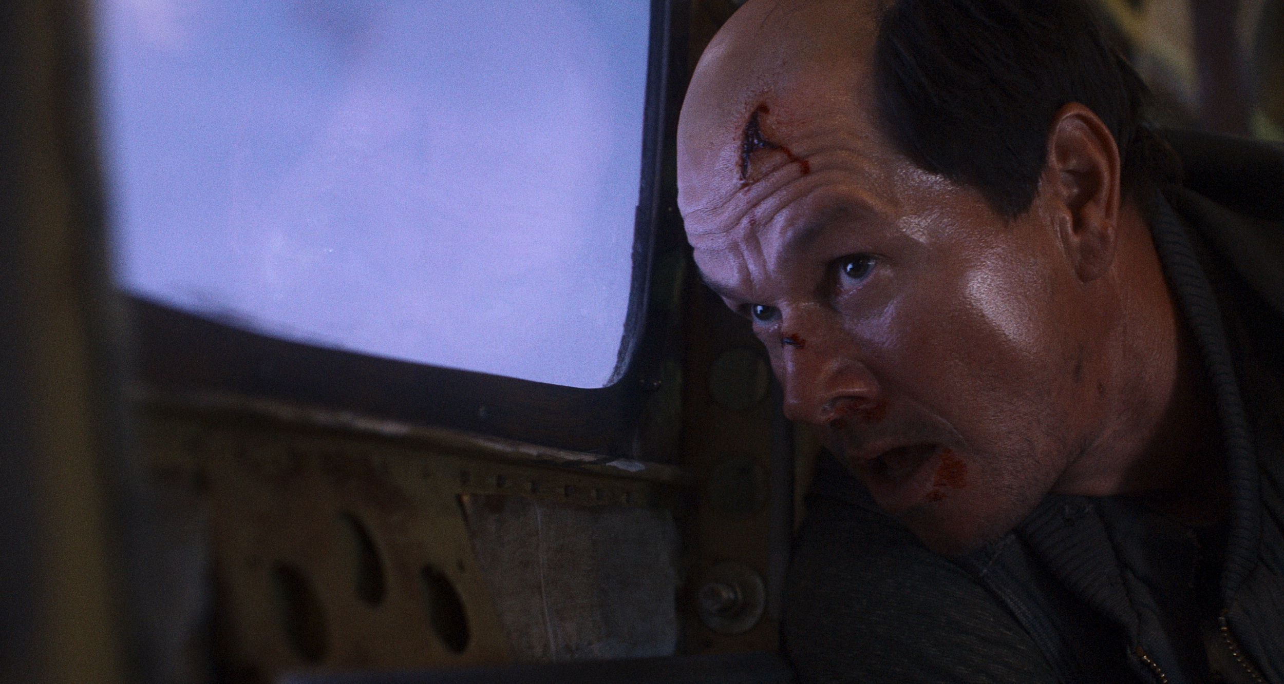 馬克華柏格居然以地中海禿頭造型亮相，帶給觀眾許多震撼。（車庫娛樂提供）