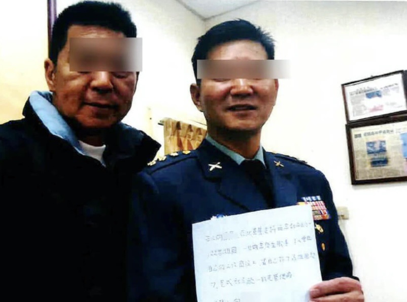 前軍官邵維強（左）自稱見過習近平，他在金門開旅行社吸收前上校向德恩（右）簽效忠中國誓約書並拍照傳送中國。（讀者提供）