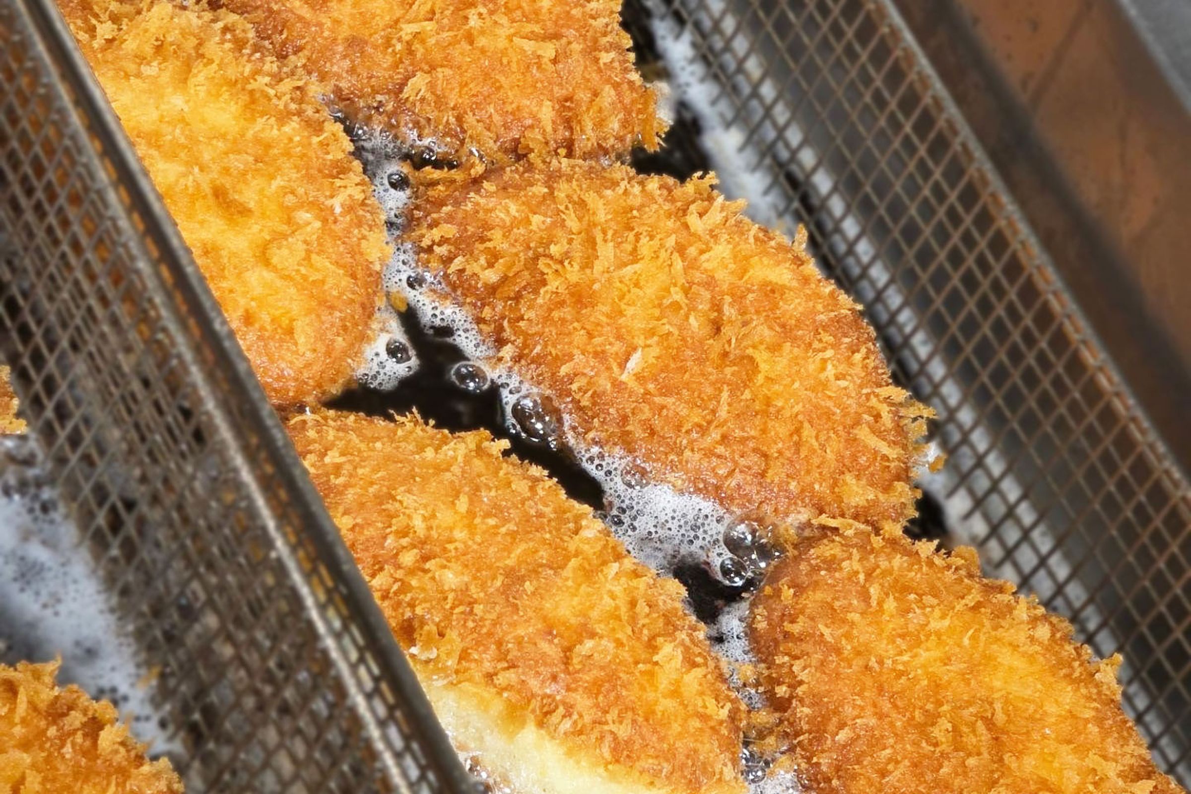 咖哩麵包經高溫油炸至金黃酥脆,才能呈現外酥脆內濃郁口感的最佳口感。(台南遠東香格里拉提供)