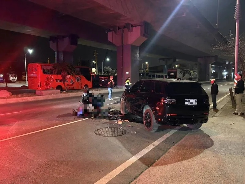 陳姓男子騎車返家途中，在高雄仁武遭路邊突然切進車道的休旅車撞飛，經送醫仍傷重不治。（翻攝畫面）