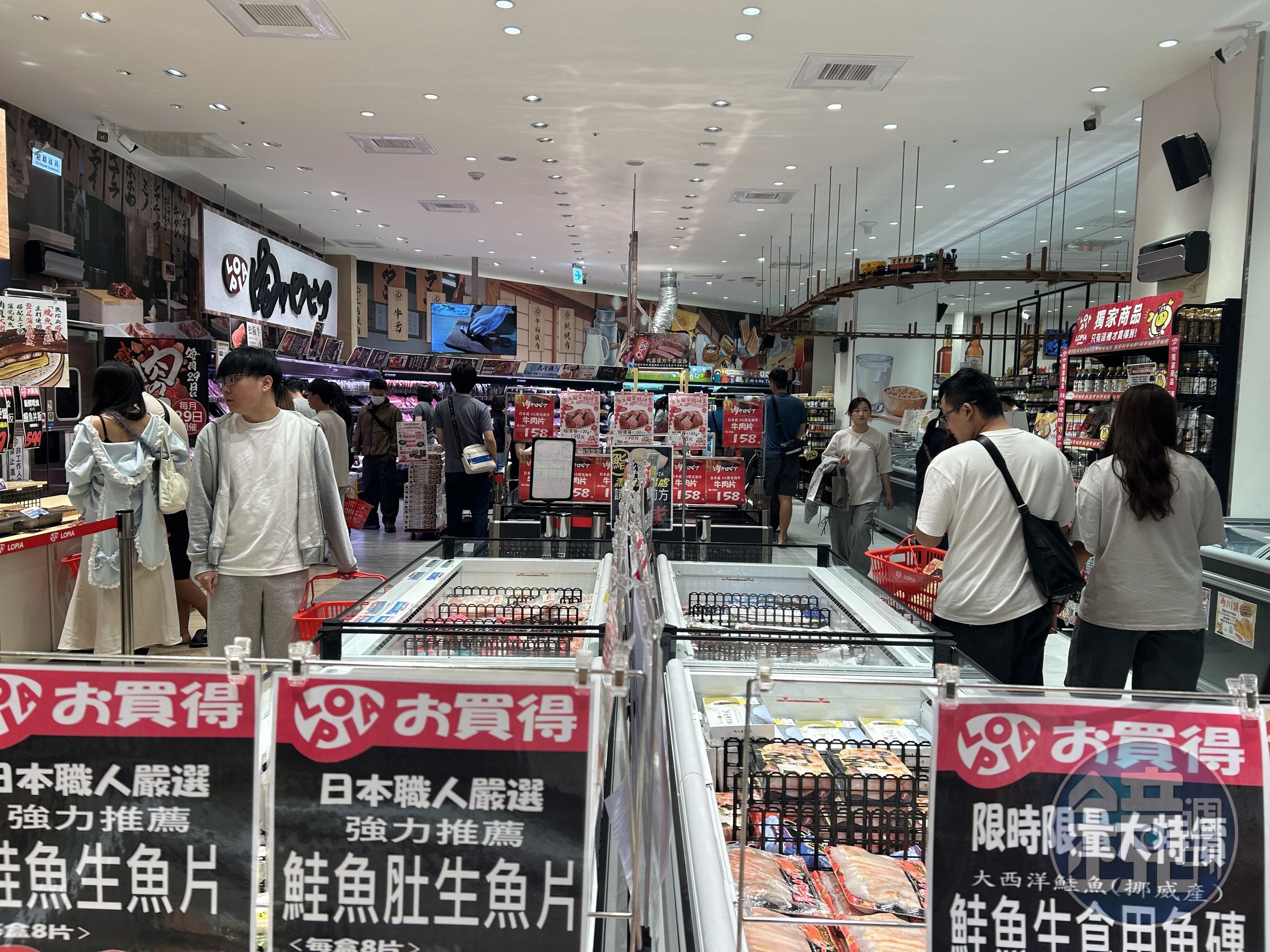儘管是週間時間，進駐台中漢神洲際的日商超市LOPIA人潮滿滿。