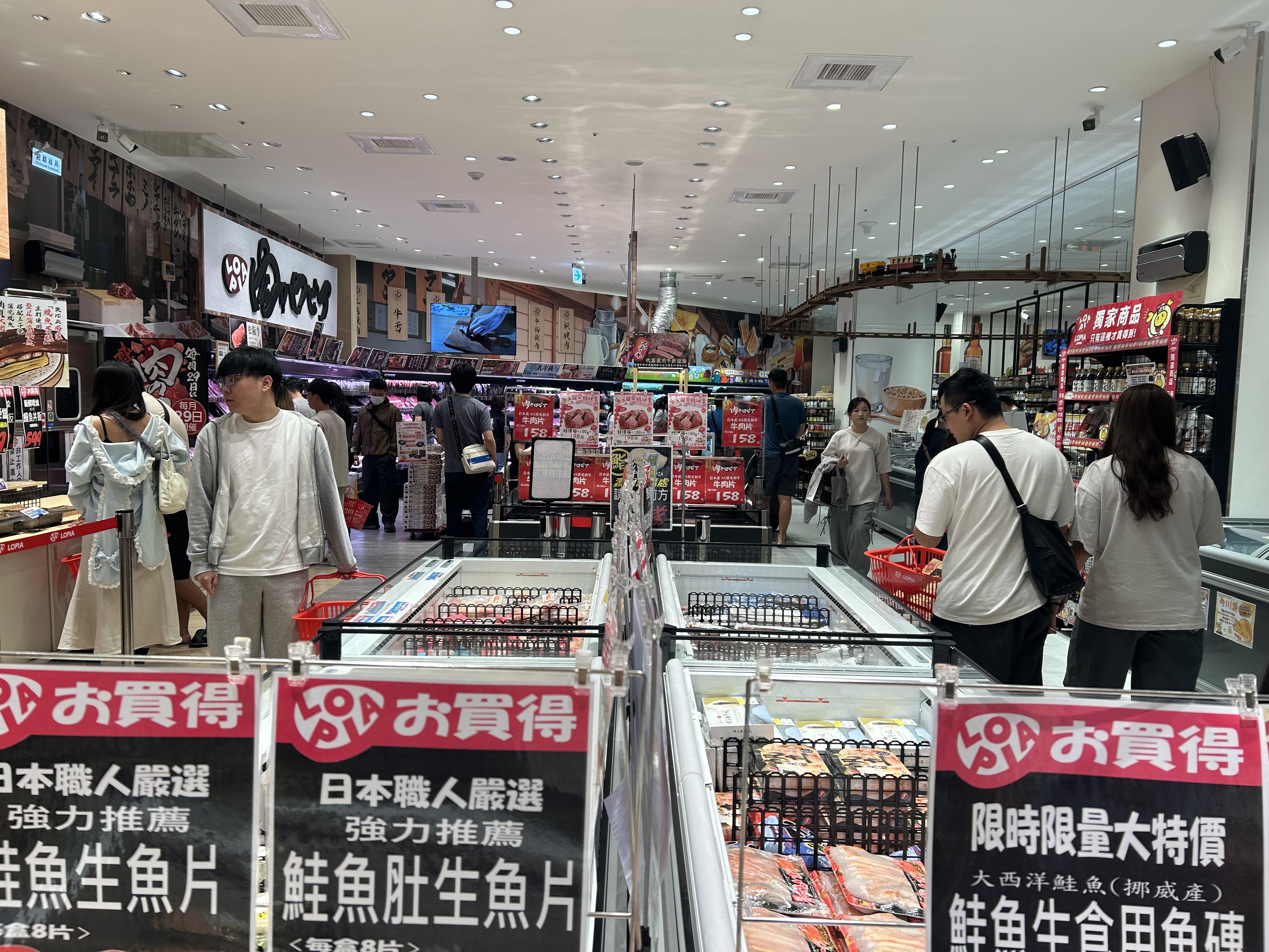 儘管是週間時間，進駐台中漢神洲際的日商超市LOPIA人潮滿滿。