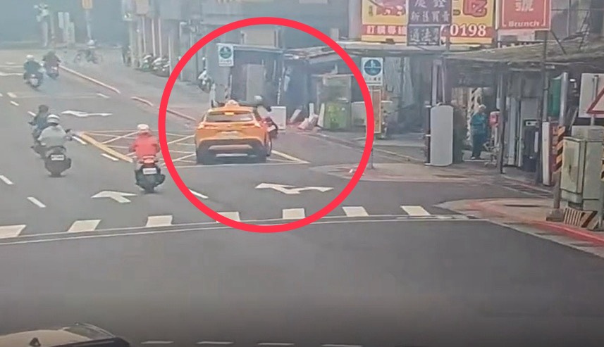 騎士閃計程車迴轉「撞上違停車、標誌桿」，雙腿嚴重骨折急送醫治療。（警方提供）