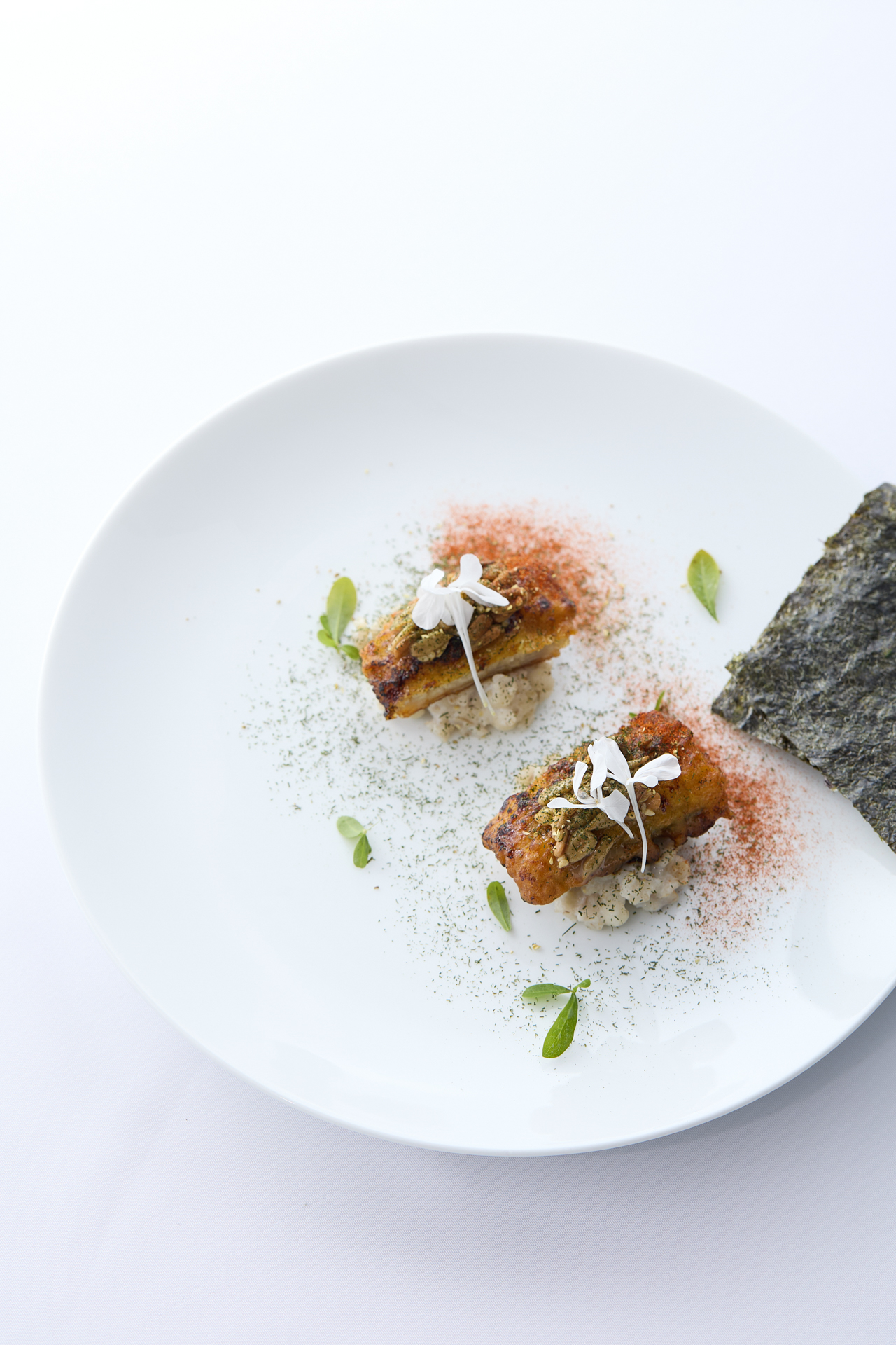 「麥角薏仁炭烤白鰻」以麥角與薏仁泥搭配炙燒白鰻，並以烤海苔包裹一同享用。（archi 藝廚提供）
