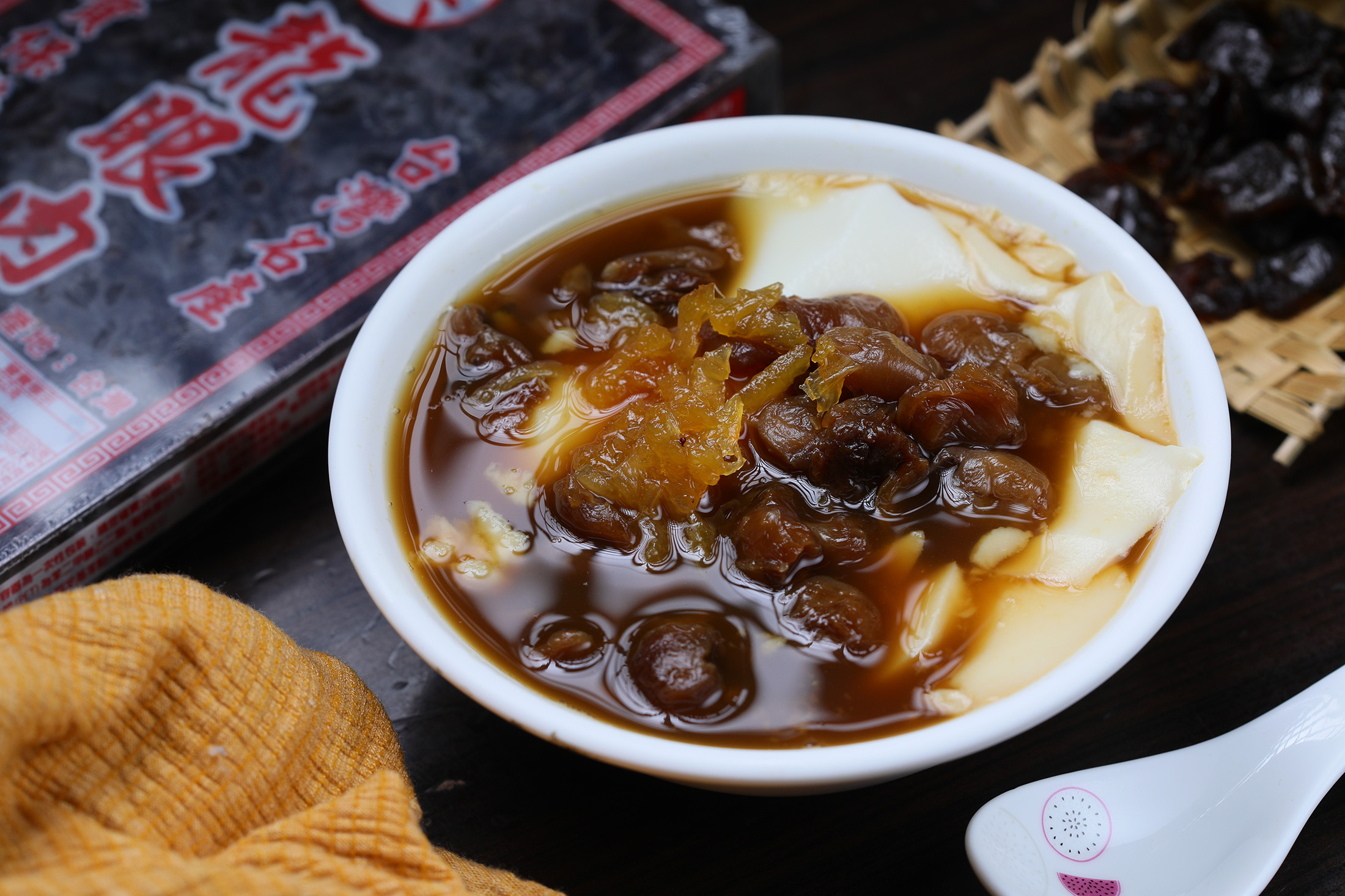 淋上濃郁薑汁的「桂圓薑汁豆花」，帶著桂圓甜香，冬季經常提早賣完。（80元／份）