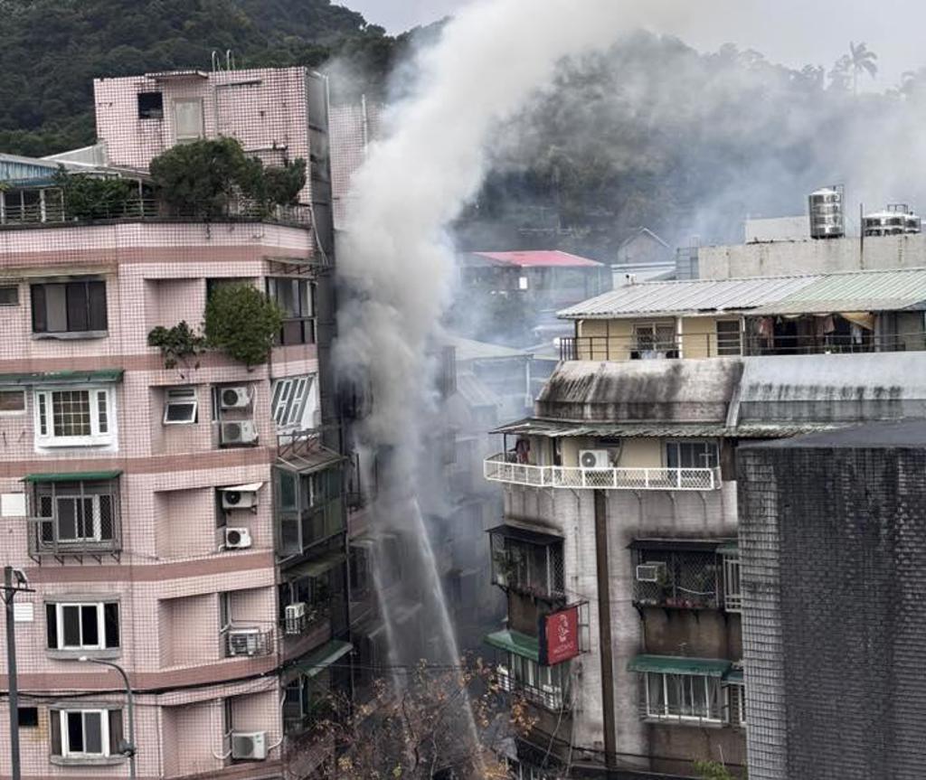 台北市信義區吳興街一處住宅今晨發生火警，警消救出2名傷者。（翻攝自臉書@信義區三兩事）