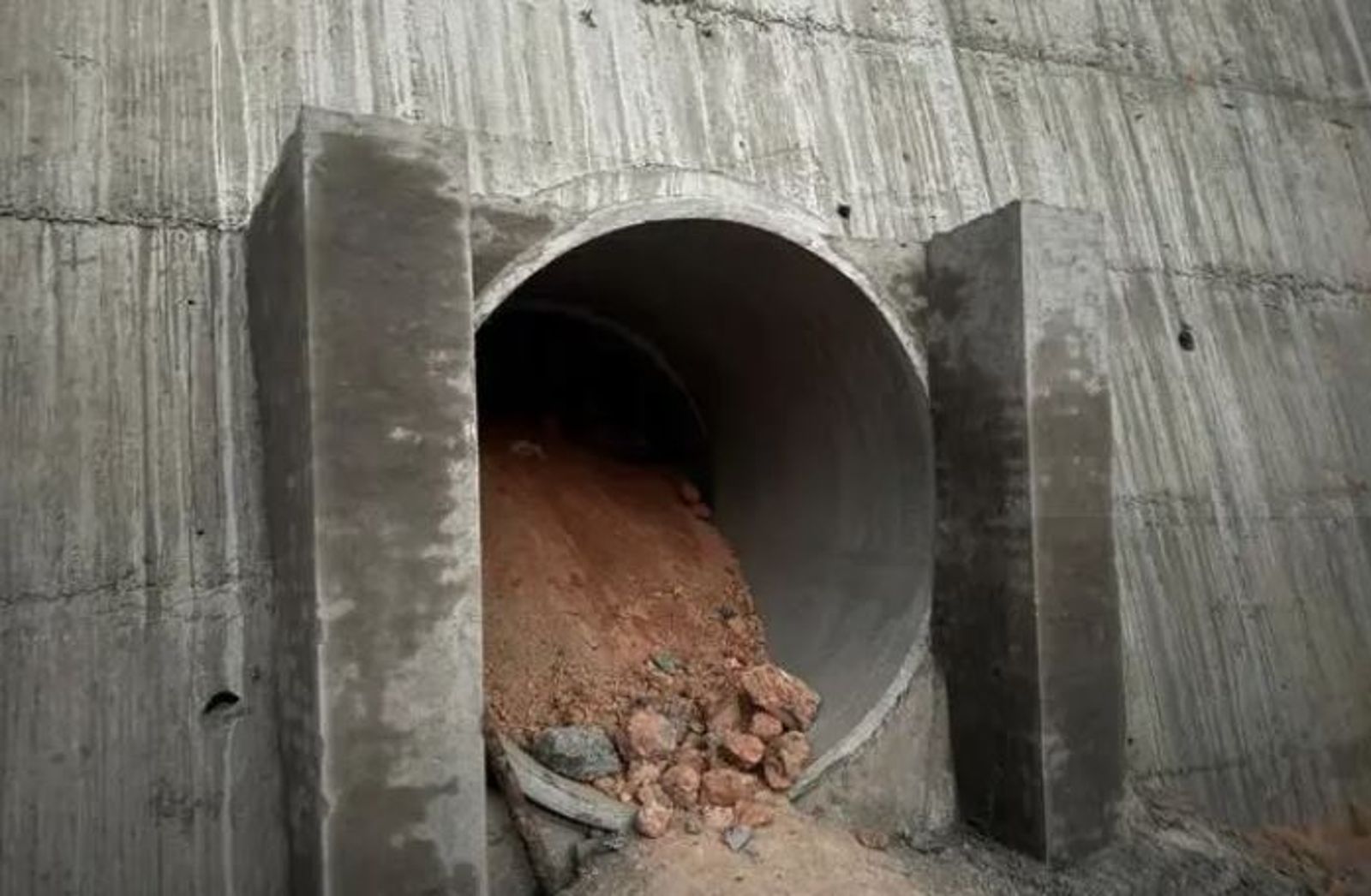 釘子戶一家為了不搬遷,曾靠涵洞進出。(翻攝自九派新聞)