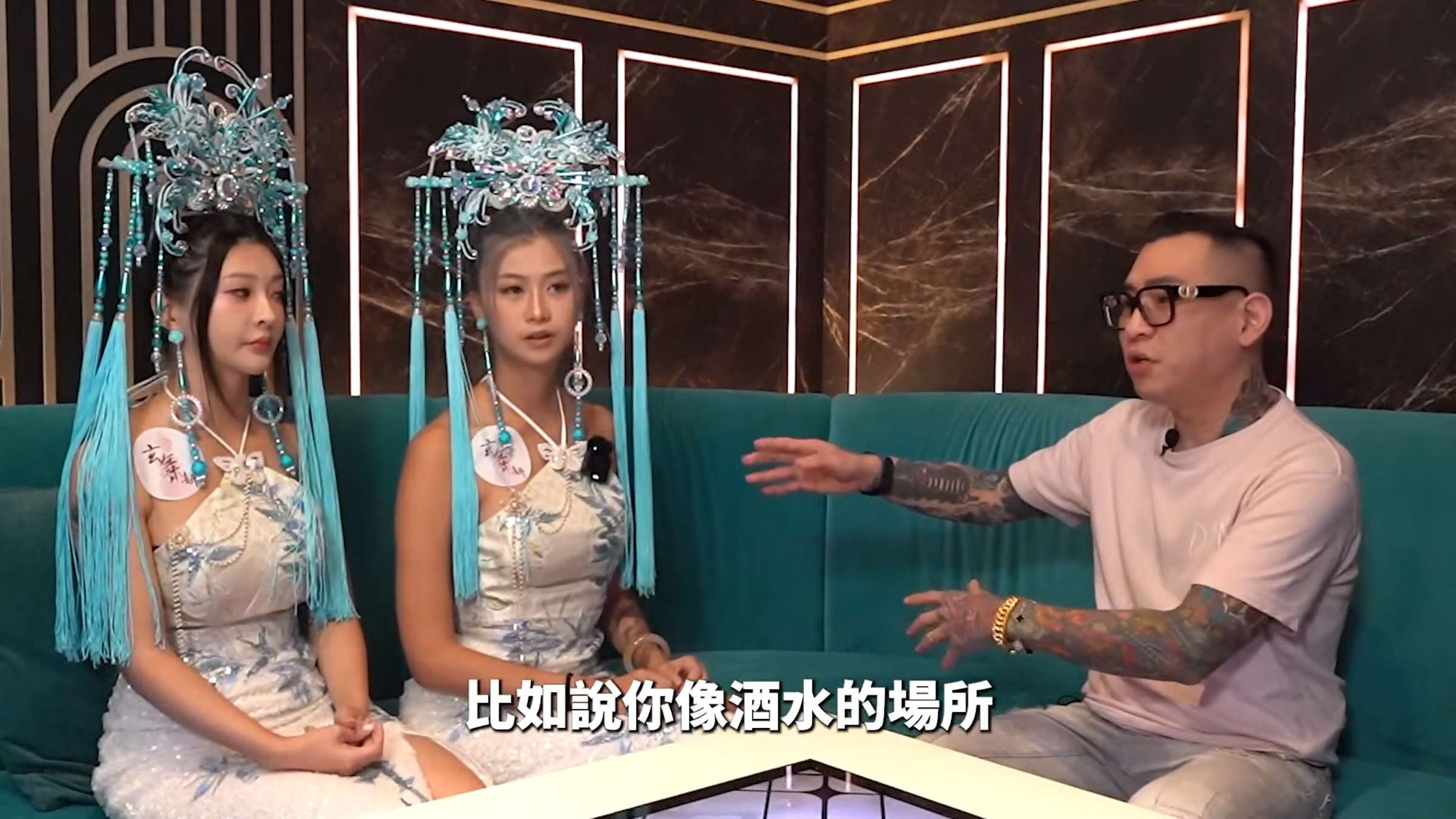 網紅蹦闆最新YouTube影片邀來宮廟活動中最受矚目的「禮生」介紹自身行業,暢聊工作內容與經驗。(翻攝自蹦闆YT頻道)