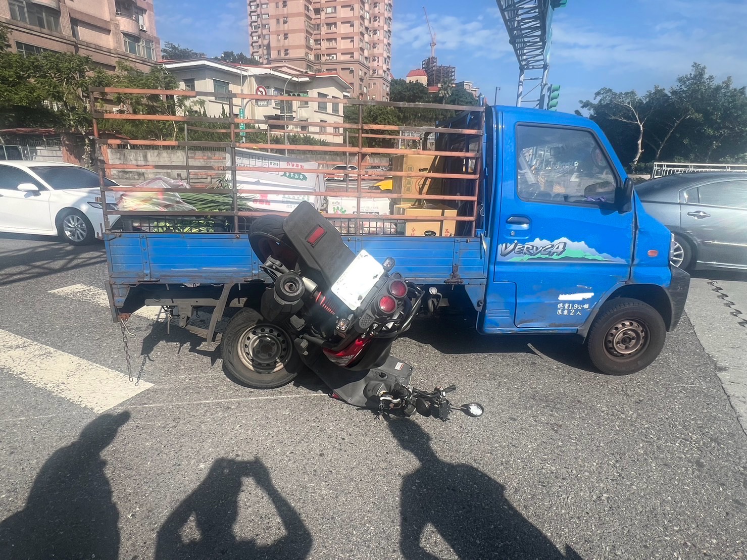 小貨車右轉時未注意車旁機車，導致機車整輛被壓在車底。（翻攝畫面）
