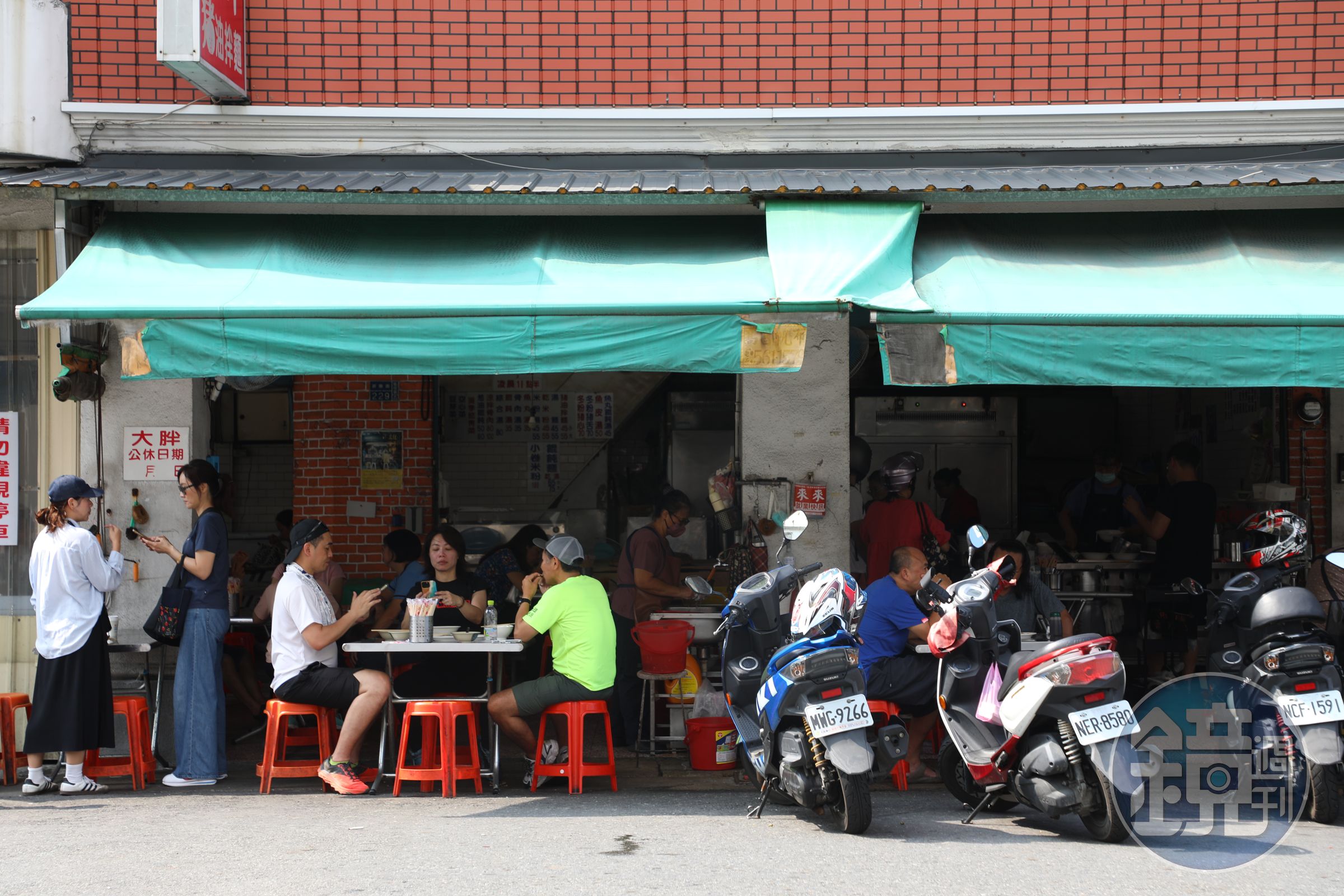 「阿忠米粉湯」沒有招牌，循著騎樓下的人潮去就對了。