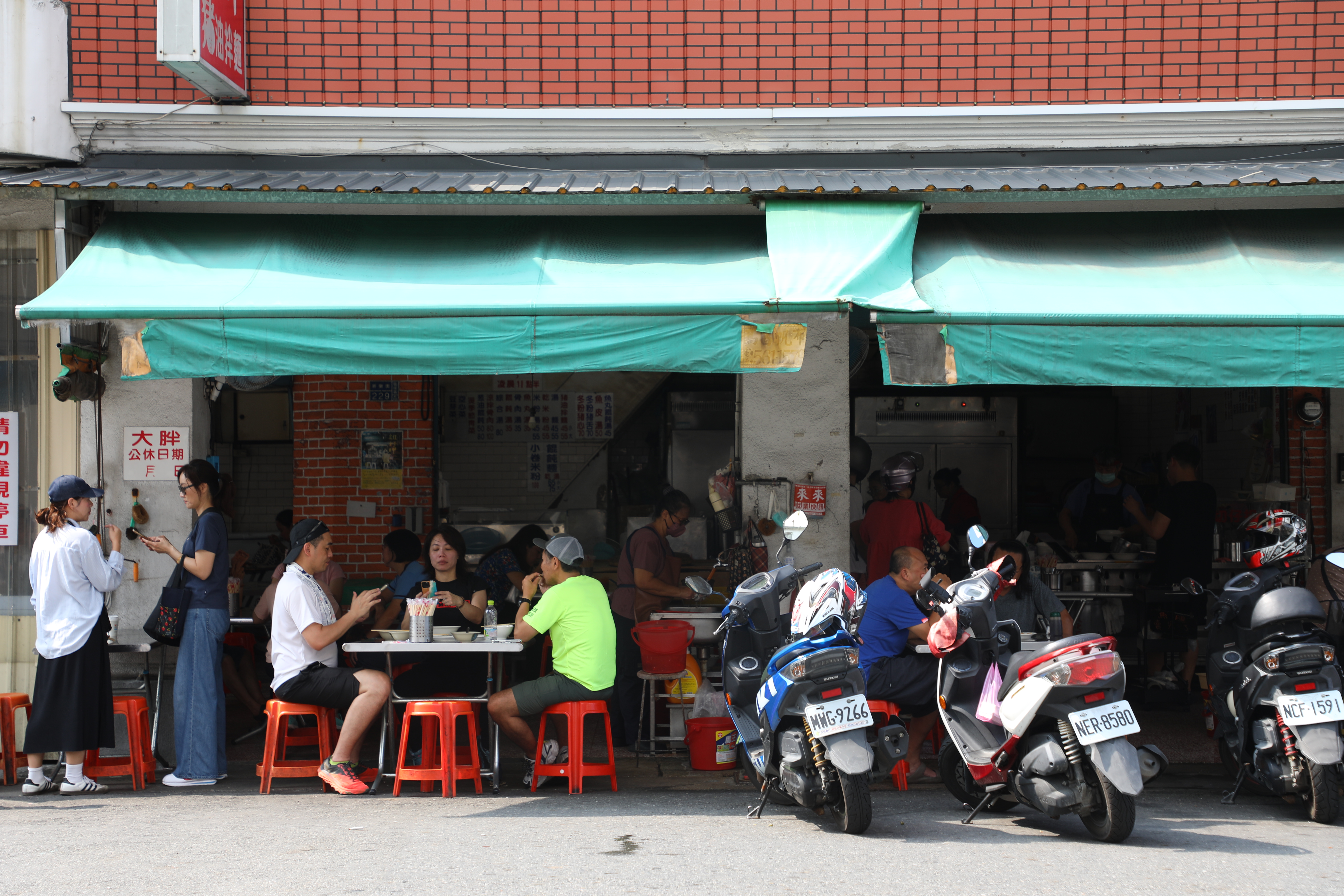 「阿忠米粉湯」沒有招牌,循著騎樓下的人潮去就對了。