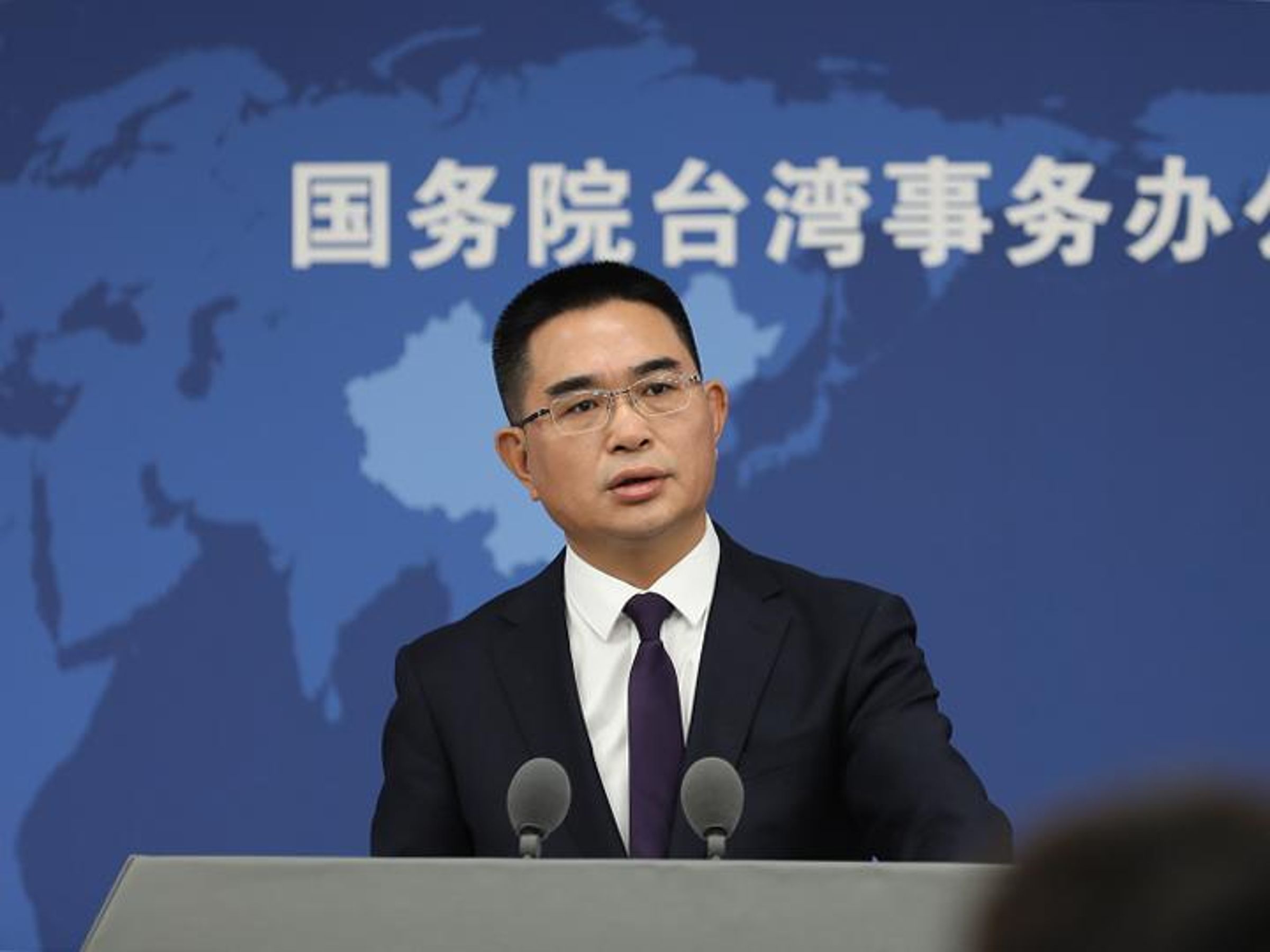 發言人陳斌華今在記者會上,批評民進黨當局頻繁羅織罪名壓制島內不同意見,封殺言論自由。(翻攝自中國網)