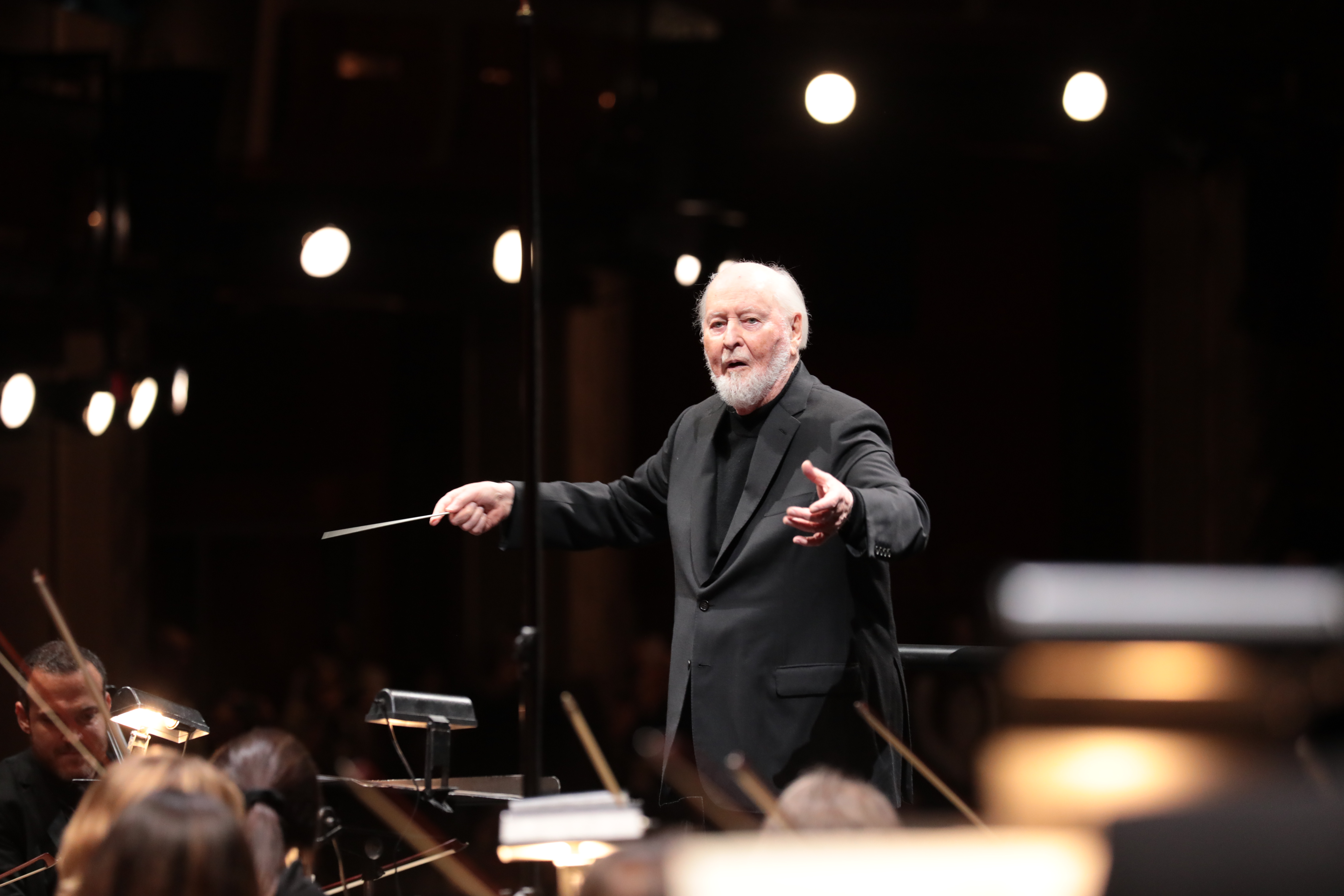 配樂大師約翰威廉斯以《印第安納瓊斯:命運輪盤》再次入圍最佳配樂,高齡91歲的他已經累積入圍54次,去年暑假還出席洛杉磯首映,親自指揮管絃樂團。(迪士尼提供)