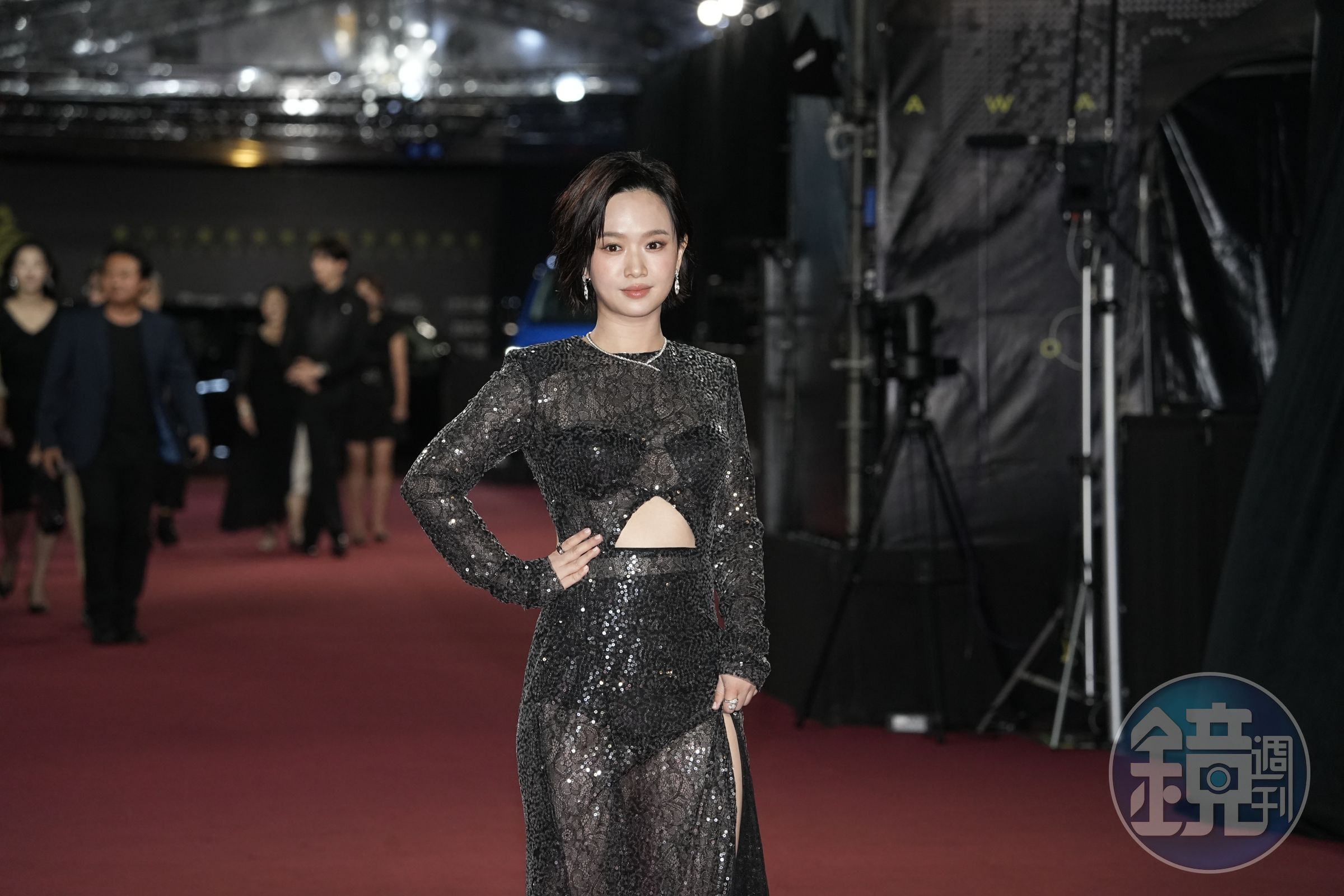 嚴正嵐黑bra外露、秀出纖腰，身上的珠寶則是寶格麗。