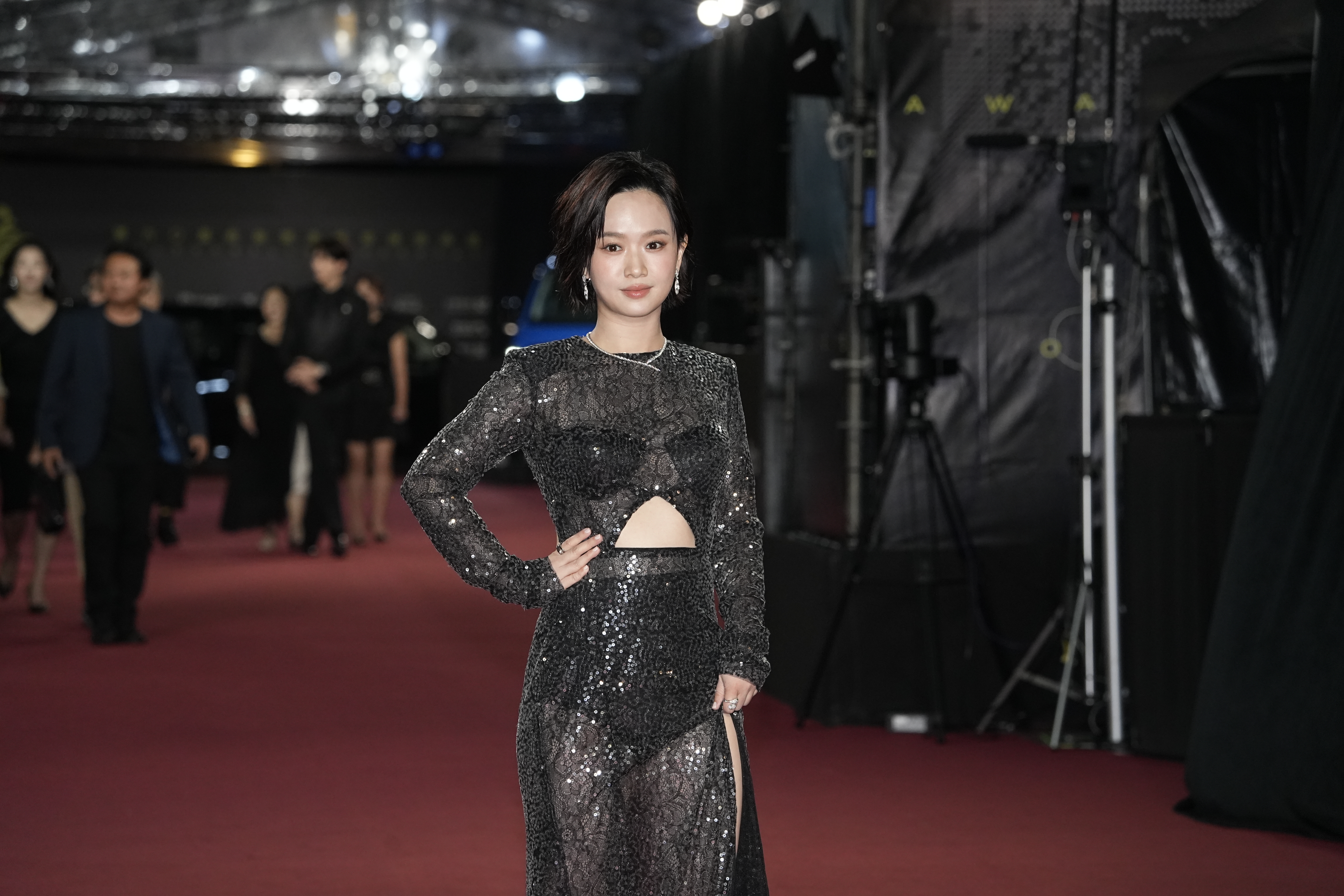 嚴正嵐黑bra外露、秀出纖腰，身上的珠寶則是寶格麗。