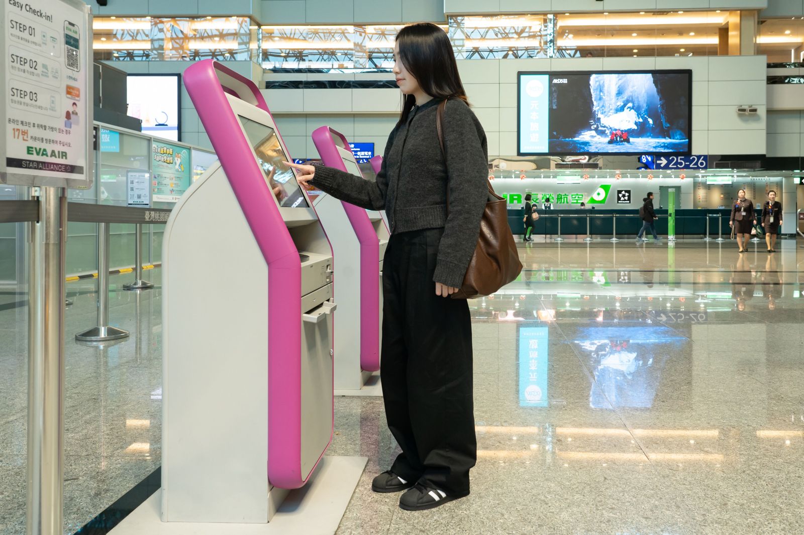 桃機提醒旅客可提早抵達機場,亦可多加利用手機、網路或市區預辦登機完成報到,以及使用自助行李託運等智慧化服務,加速報到效率。(桃機公司提供)