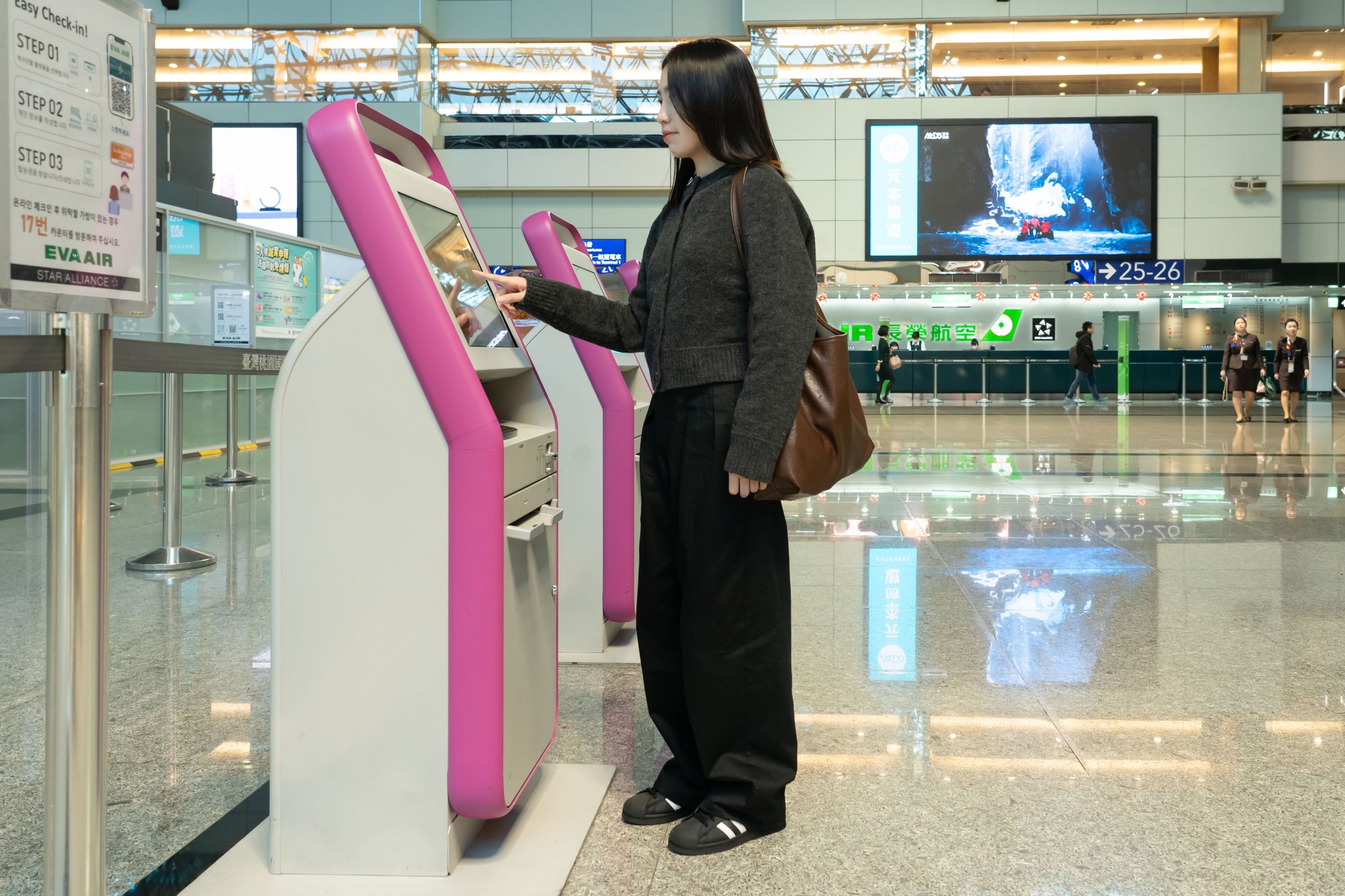 桃機提醒旅客可提早抵達機場，亦可多加利用手機、網路或市區預辦登機完成報到，以及使用自助行李託運等智慧化服務，加速報到效率。（桃機公司提供）