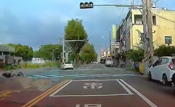 白車逆向蛇行撞車，釀1死5傷。（翻攝新竹爆料公社）