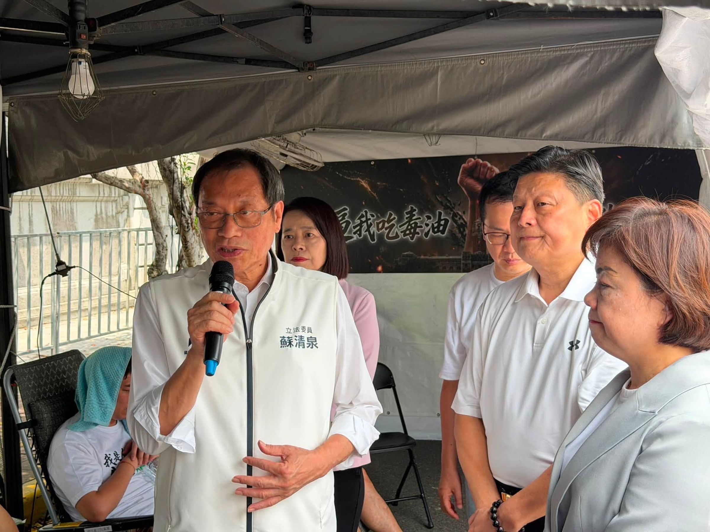 蘇清泉昨天到現場替4人檢查身體狀況時，提到4人出現血壓下降、脫水等狀況。（翻攝自傅崐萁臉書）