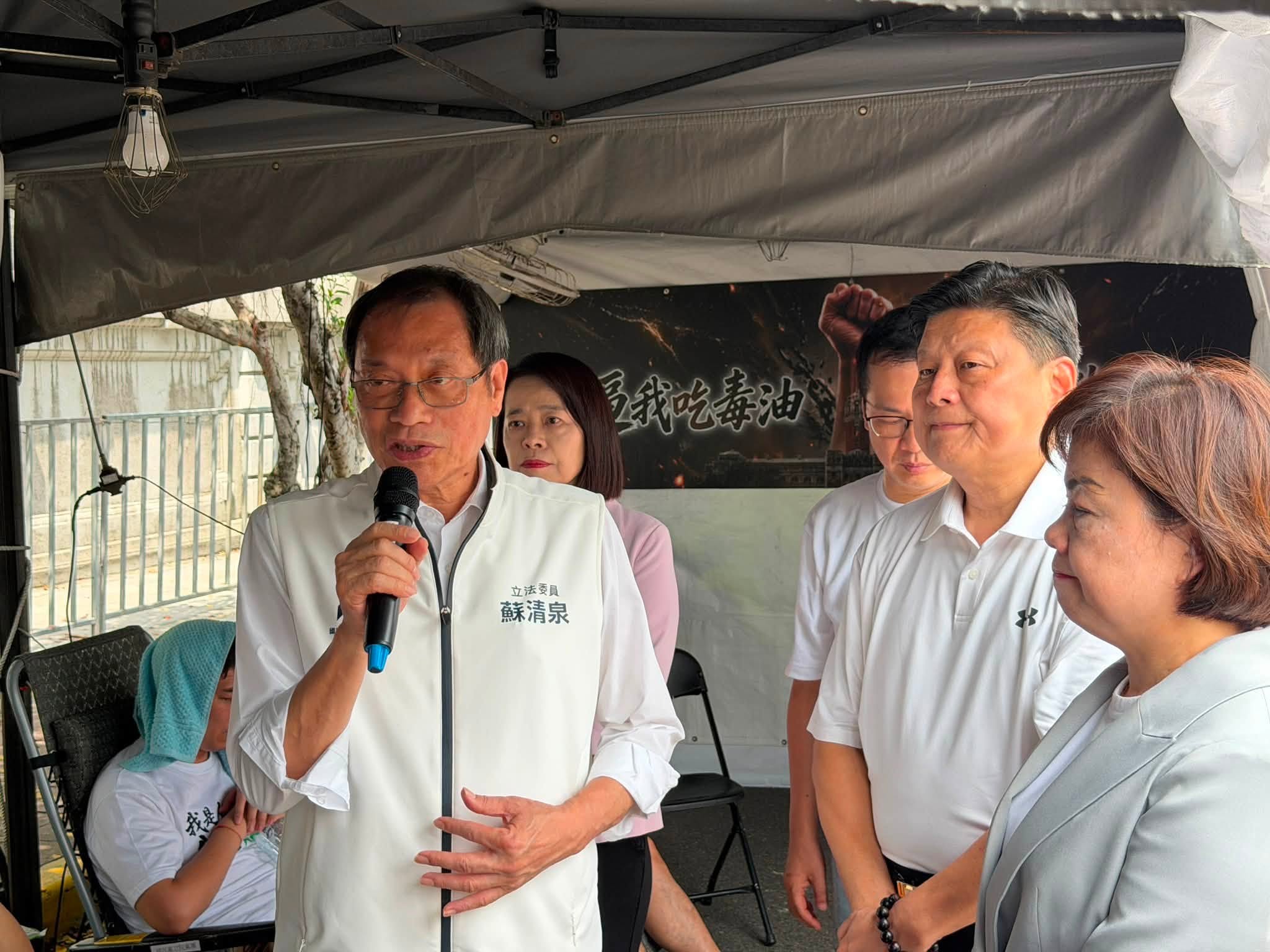 蘇清泉昨天到現場替4人檢查身體狀況時,提到4人出現血壓下降、脫水等狀況。(翻攝自傅崐萁臉書)