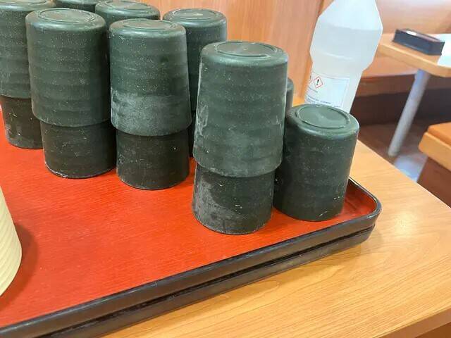 有民眾前往某日本連鎖壽司店消費，赫見茶杯內外佈滿不明白色粉末。（翻攝畫面）