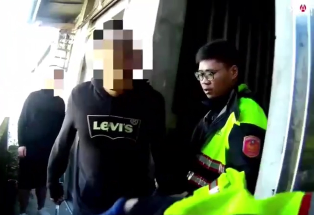 警方獲報後隨即到廖女租屋處逮捕持刀傷人的前男友李男。（翻攝畫面）