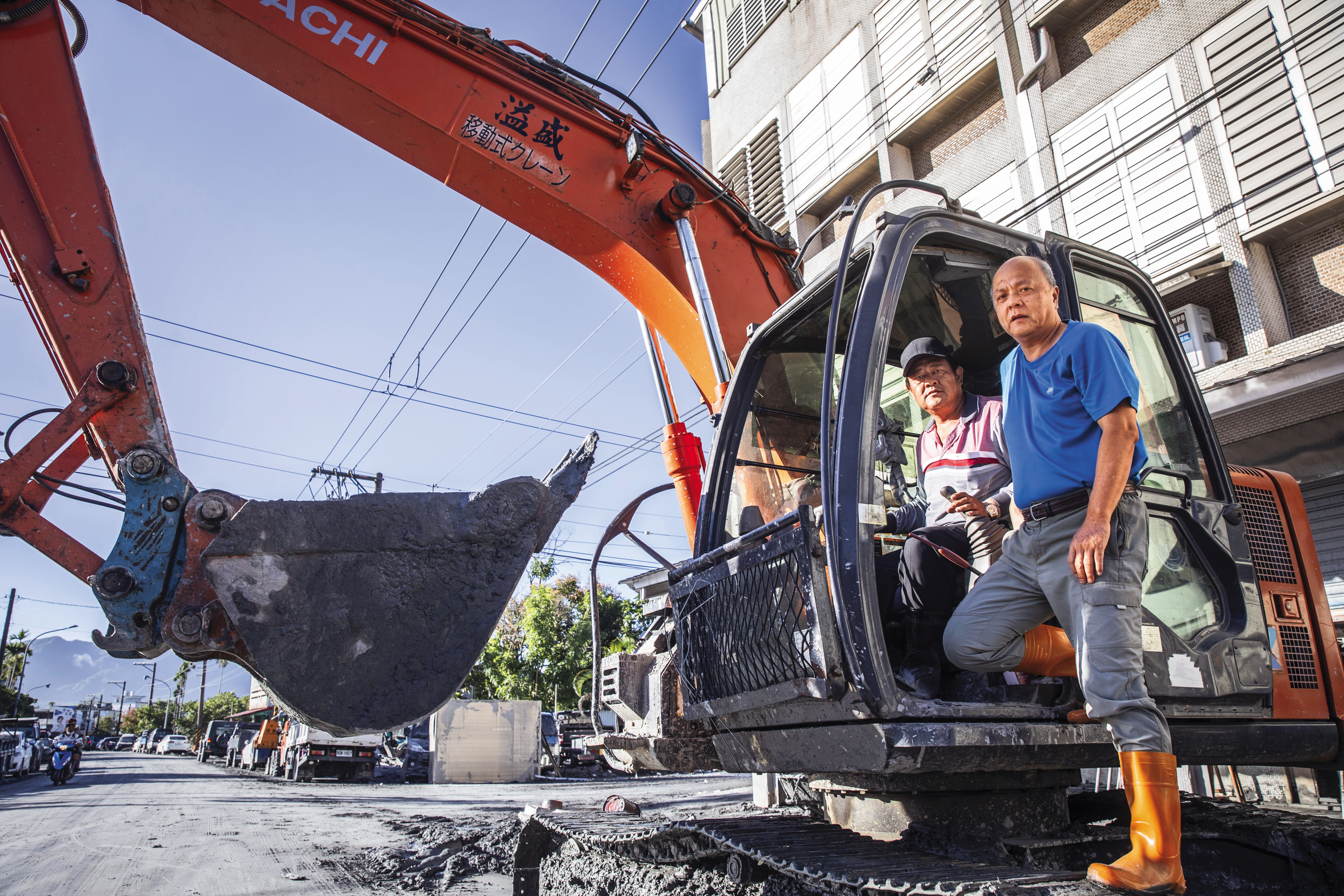 王鐘元（右）水災當日開車出門被捲進水中，幸運遇到黃春溢（左）開著怪手到處救人，撿回一命。